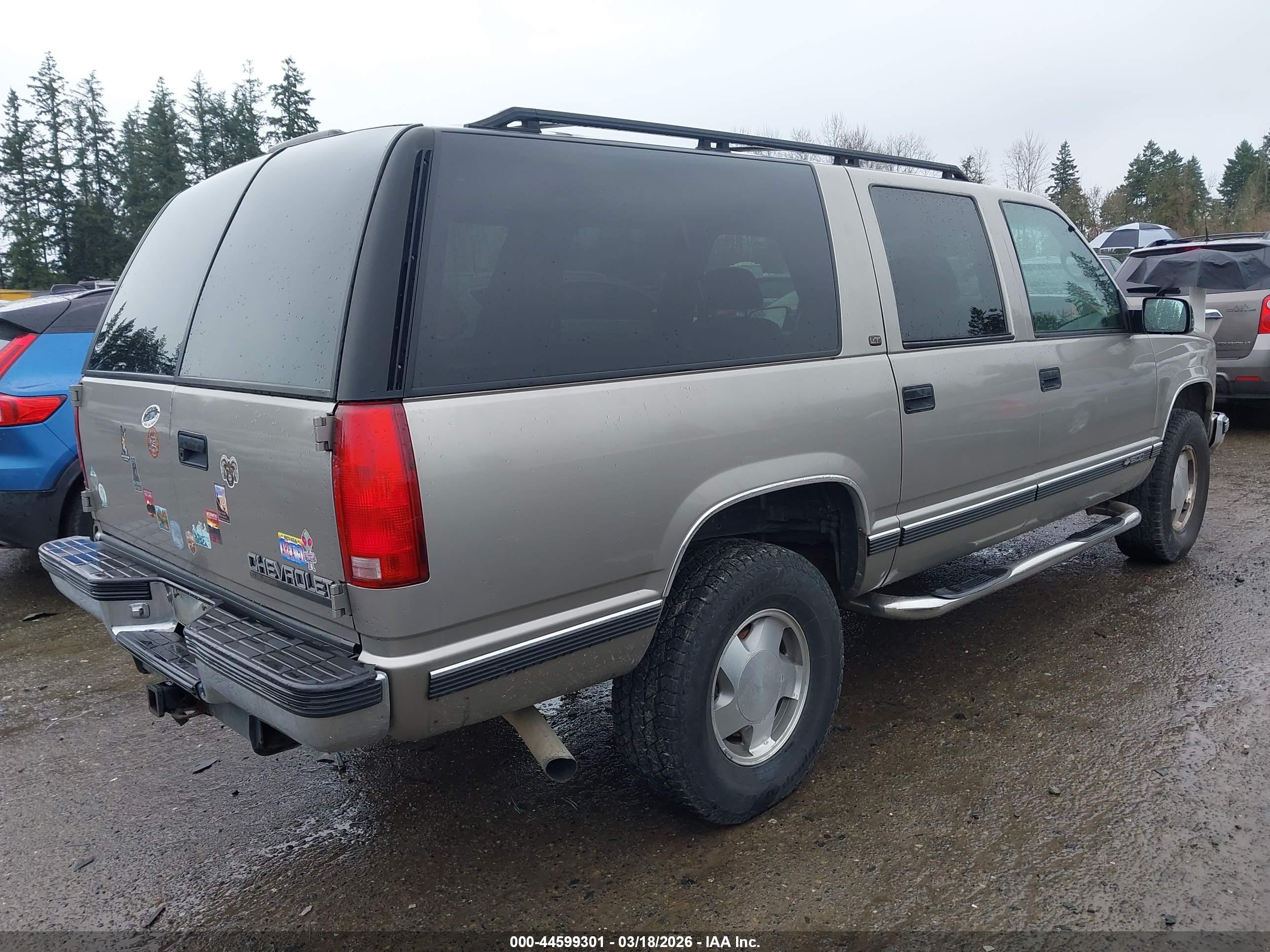 CHEVROLET SUBURBAN image 4