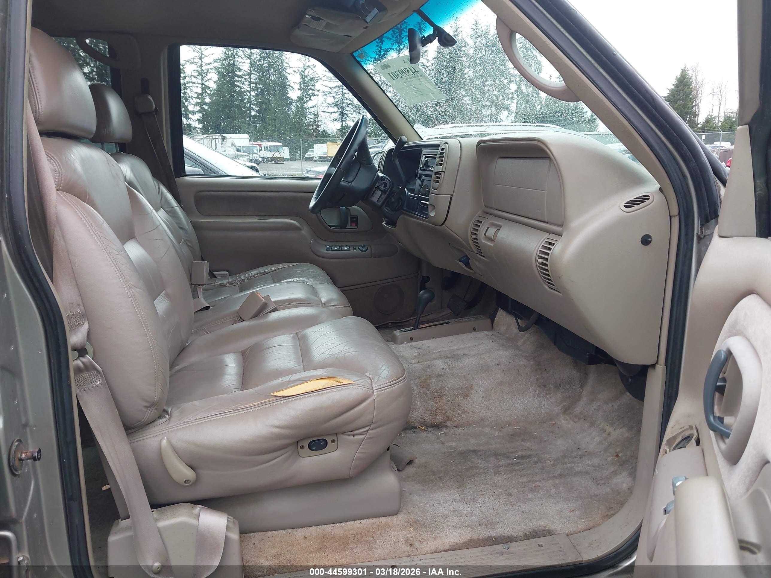 CHEVROLET SUBURBAN image 5