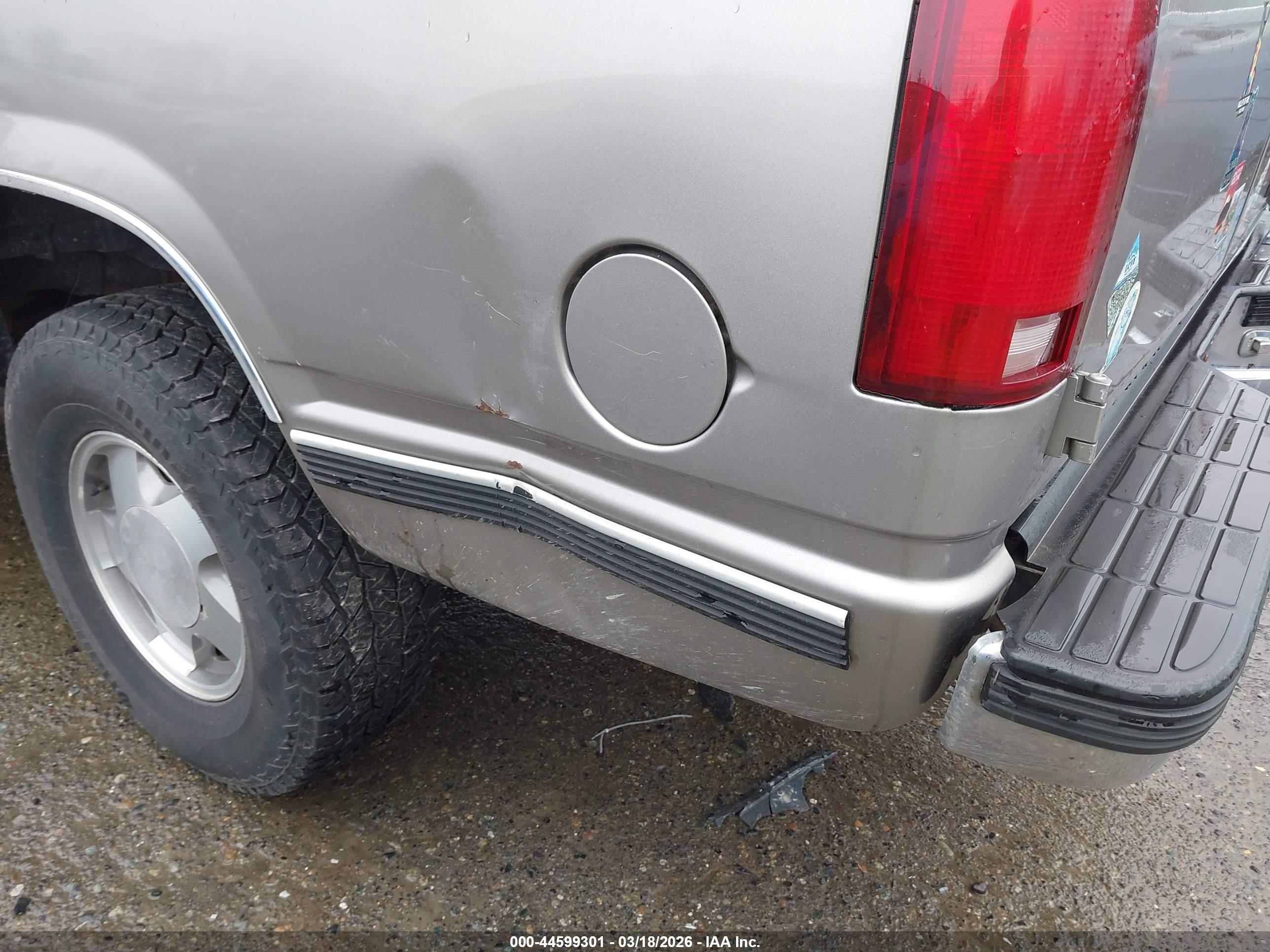 CHEVROLET SUBURBAN image 6