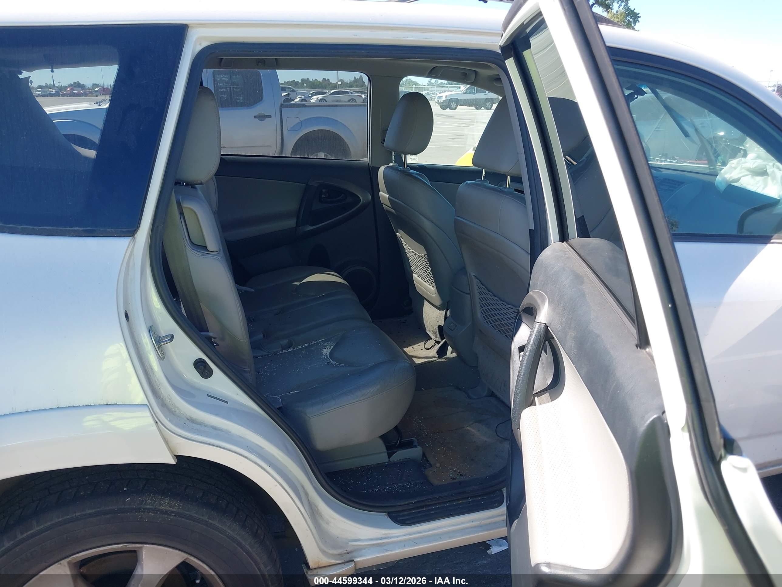 TOYOTA RAV4 image 8
