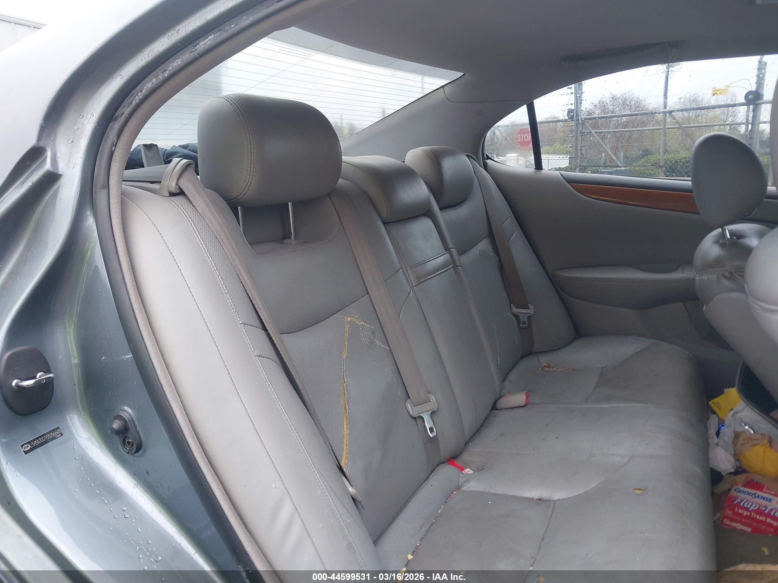 LEXUS ES image 8