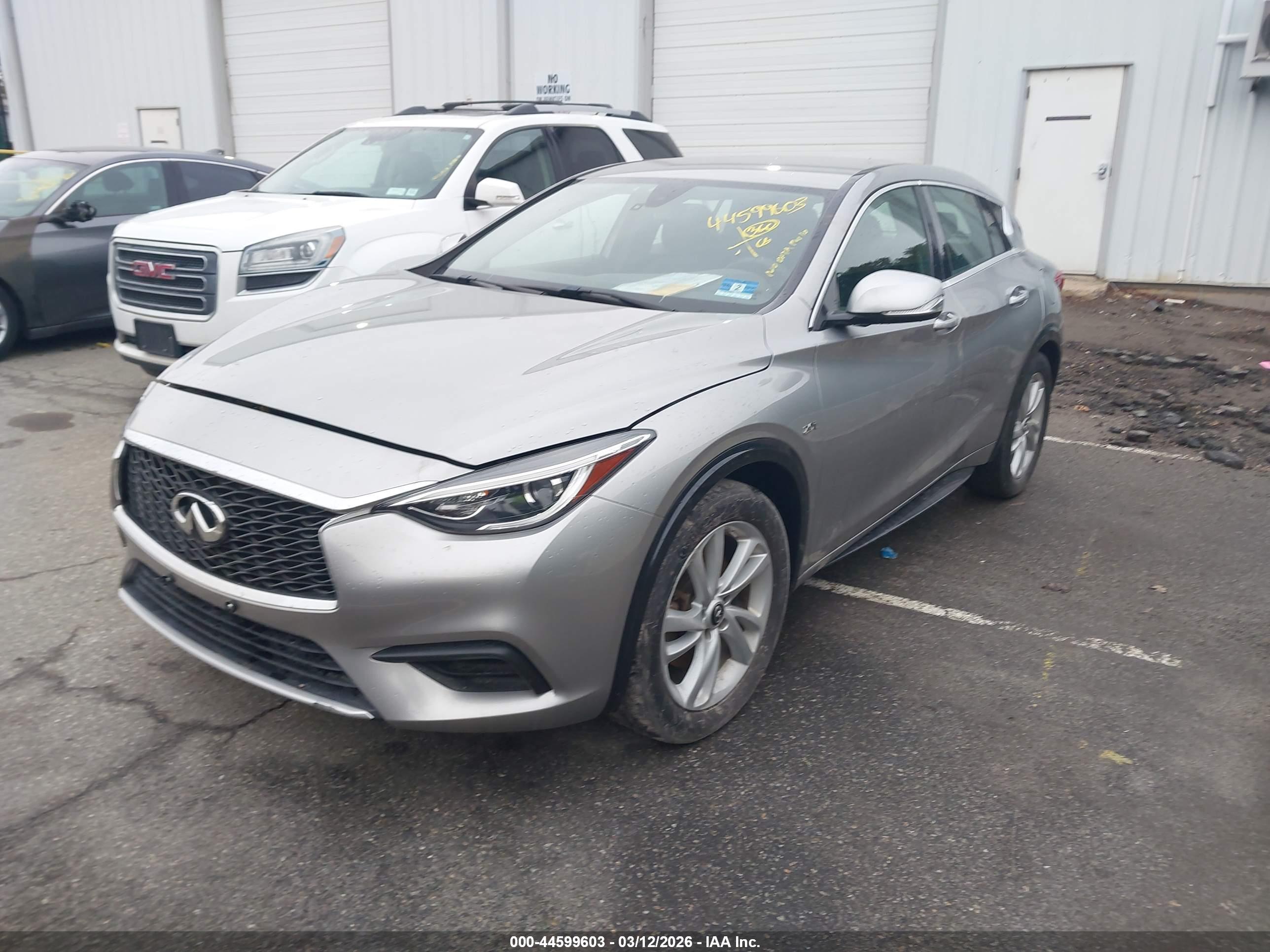 INFINITI QX30 image 2