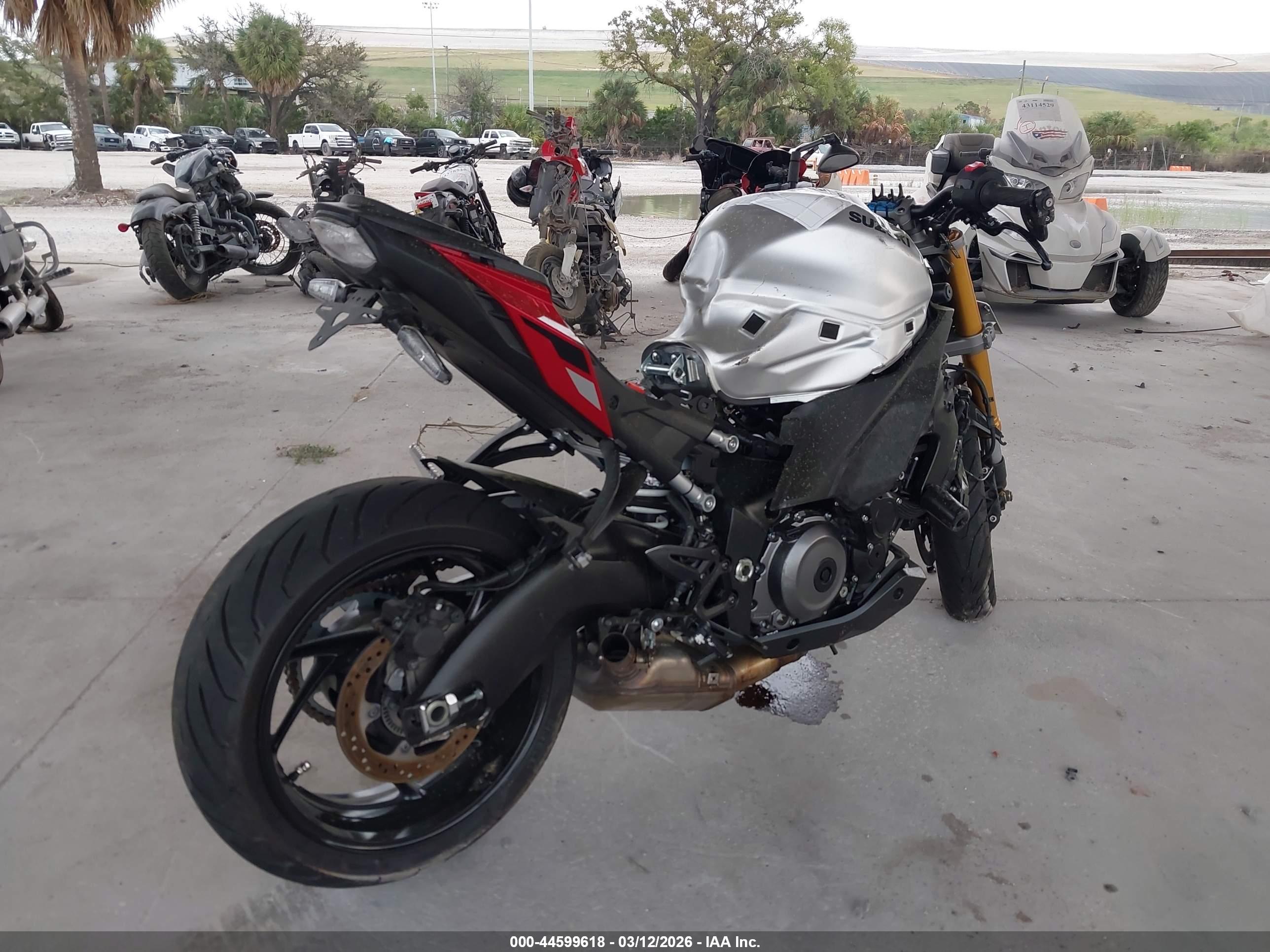SUZUKI GSX-S1000 image 4