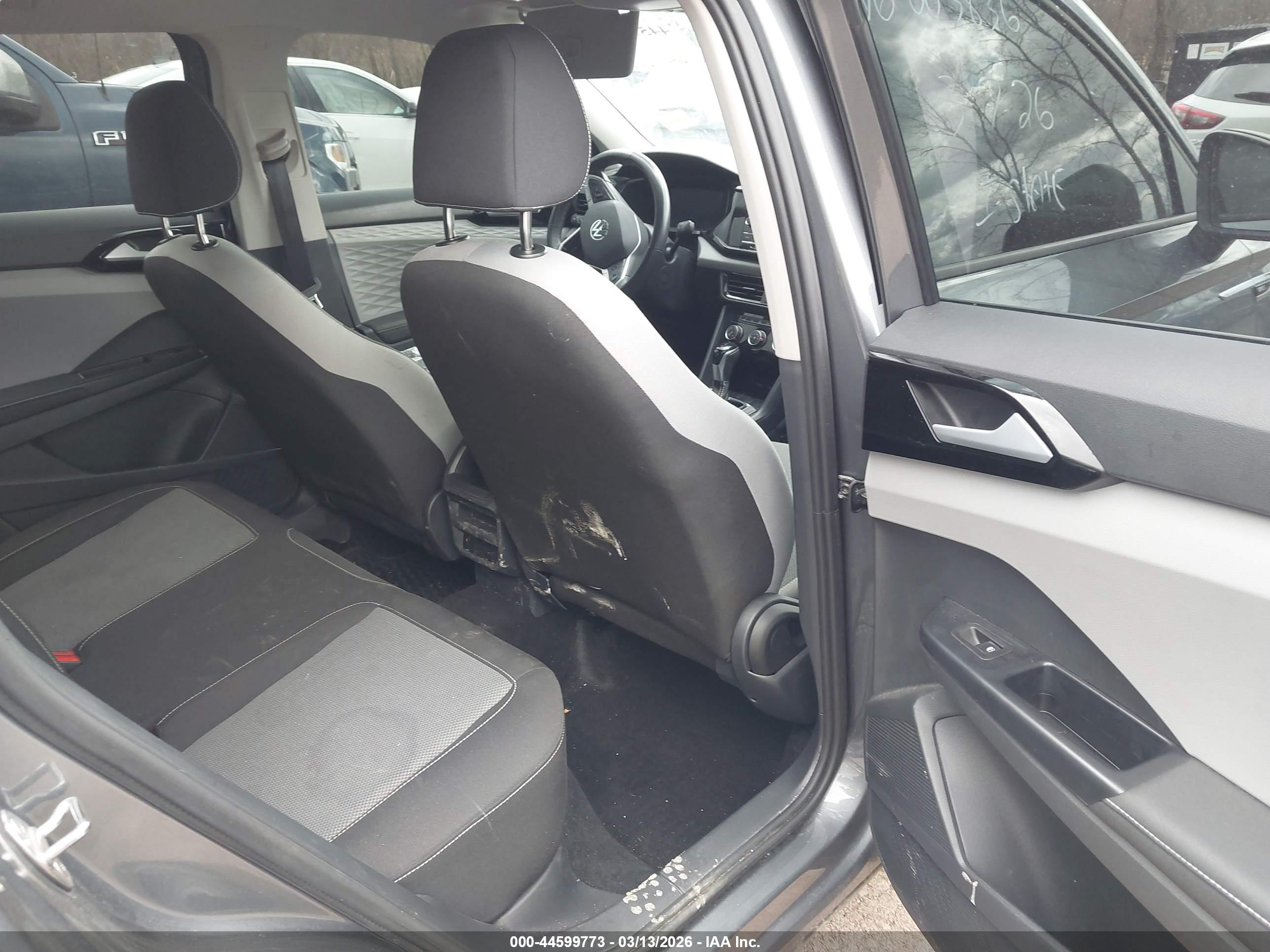 VOLKSWAGEN TAOS image 8