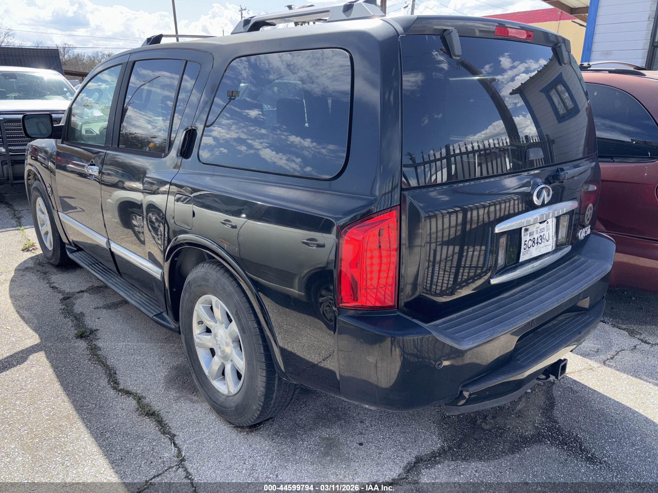 INFINITI QX56 image 3