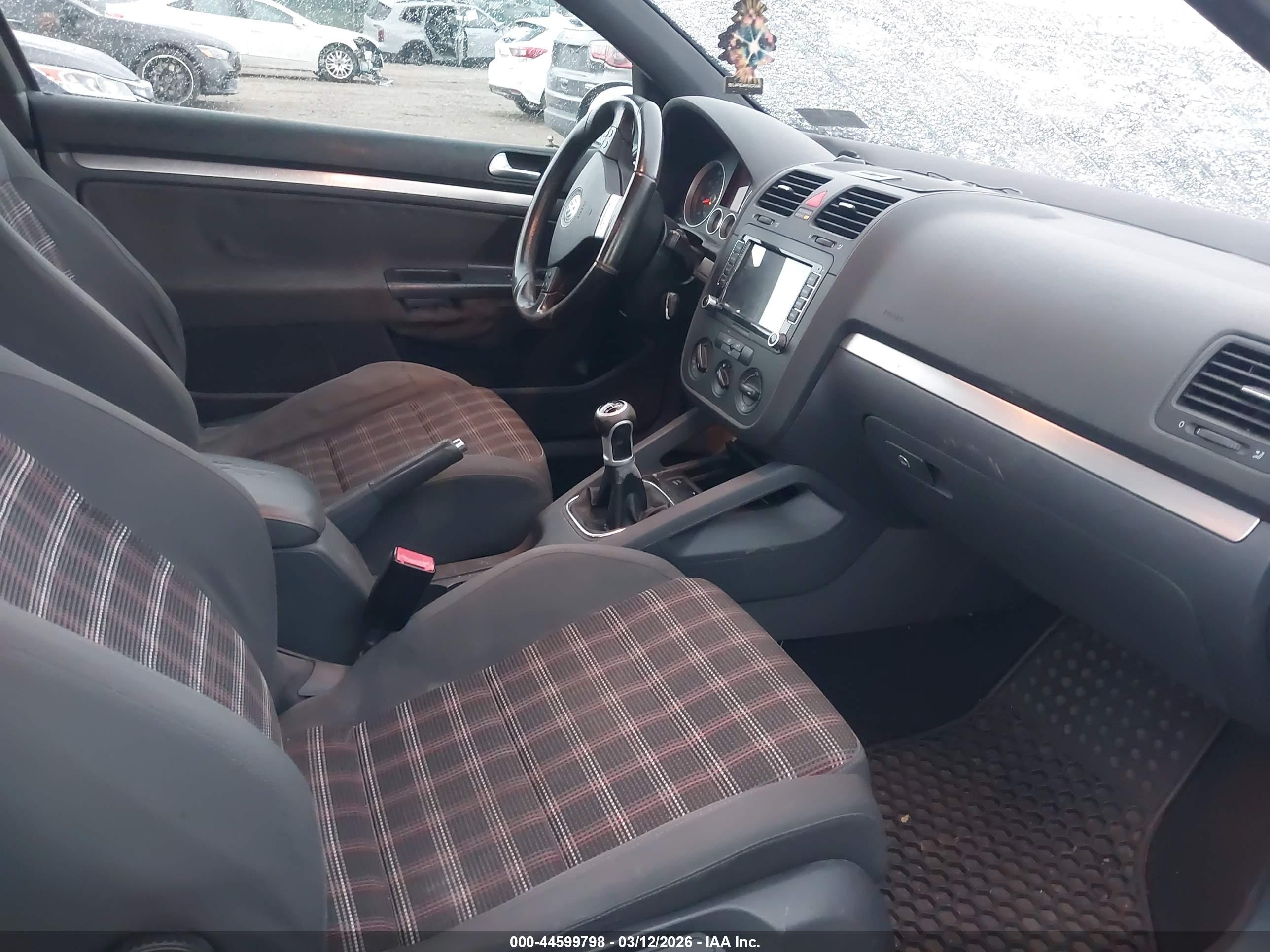 VOLKSWAGEN GTI image 5