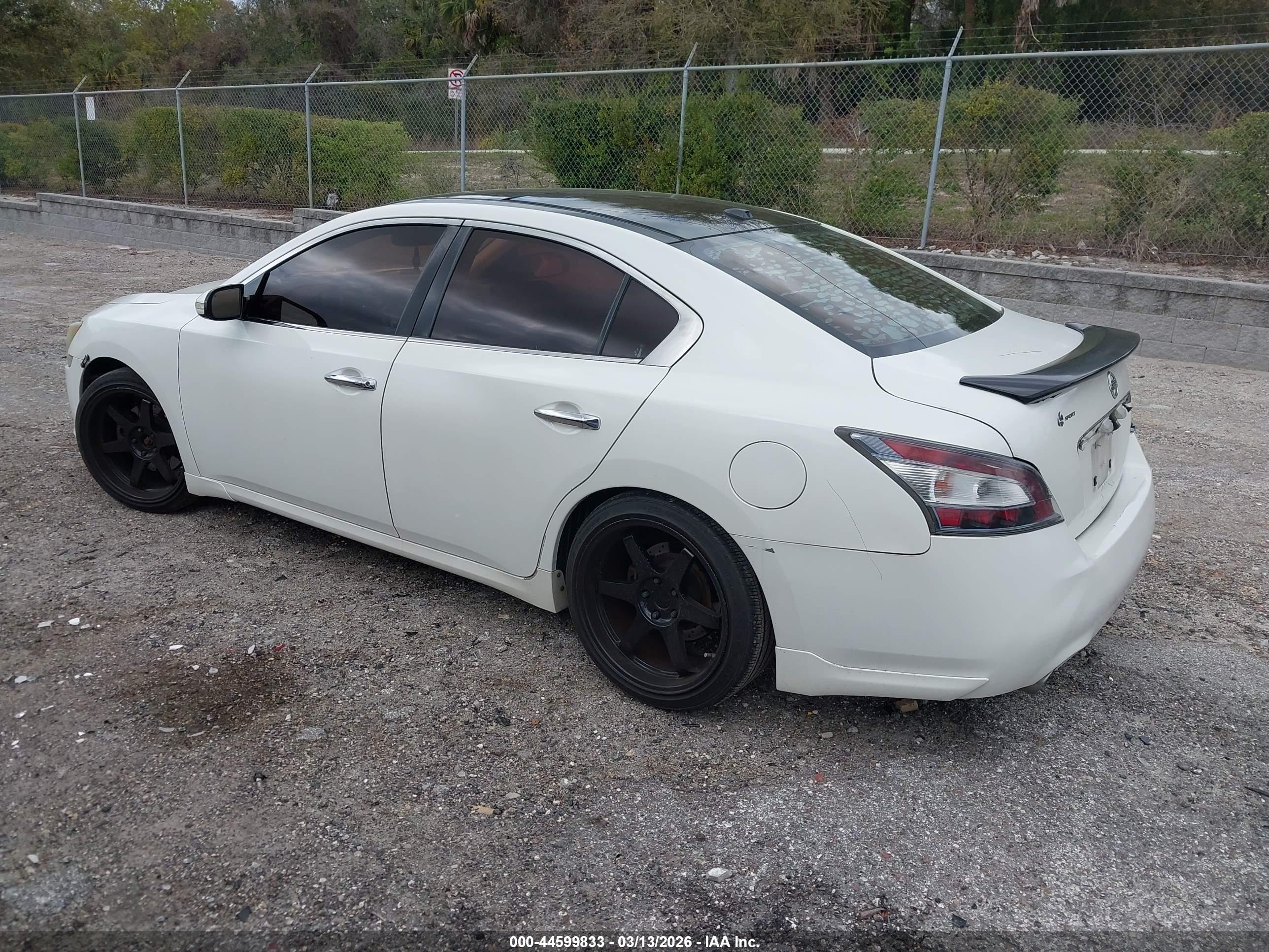NISSAN MAXIMA image 3
