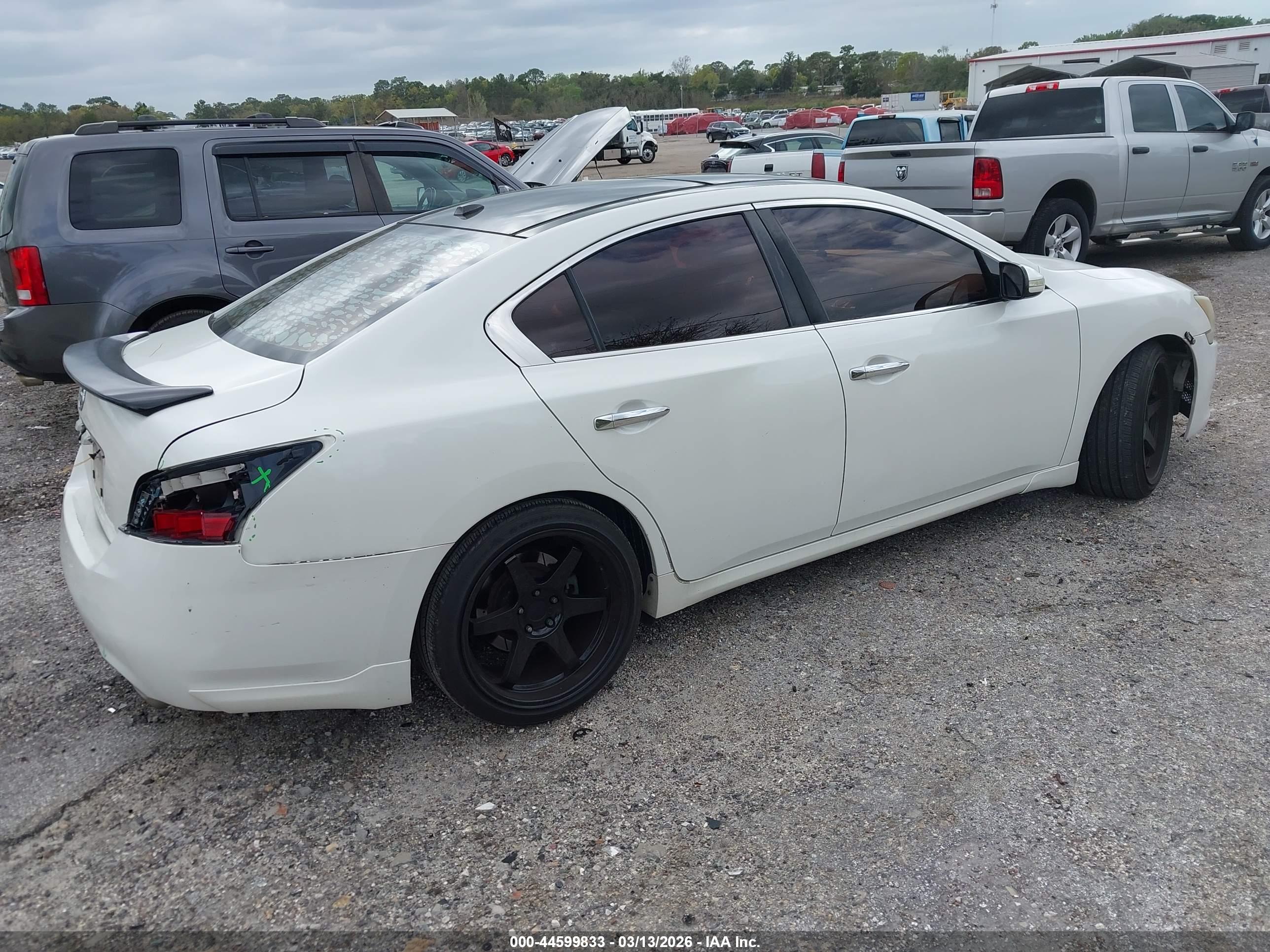 NISSAN MAXIMA image 4