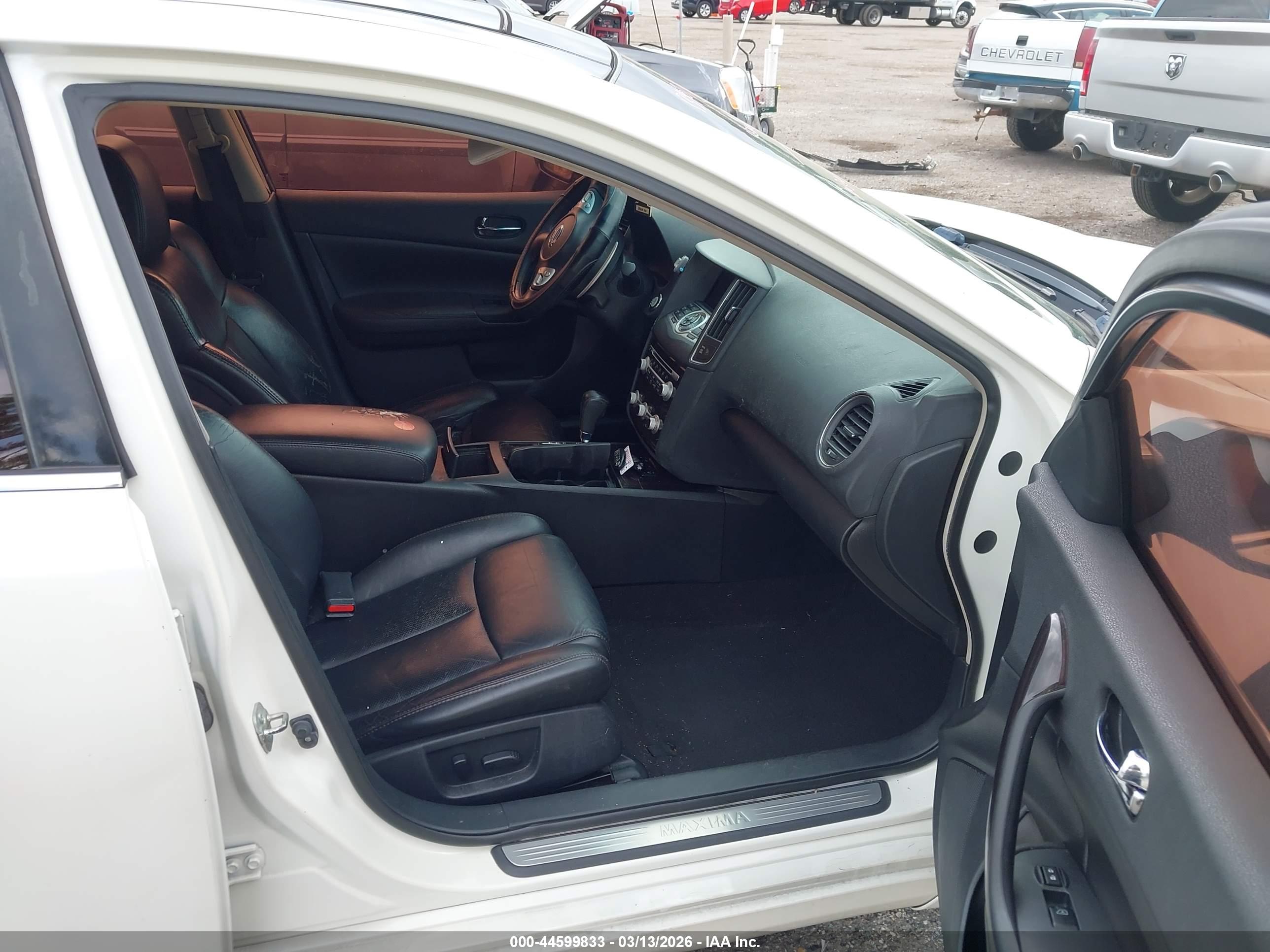 NISSAN MAXIMA image 5