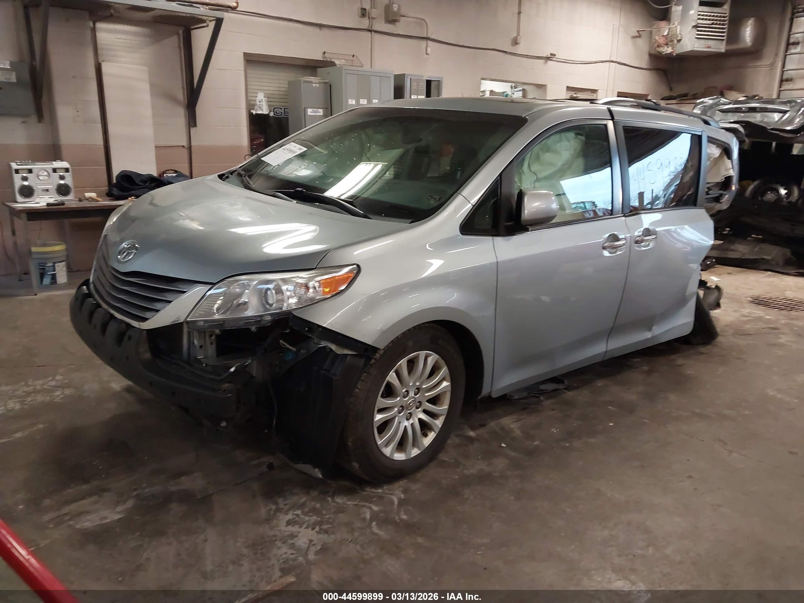 TOYOTA SIENNA image 2