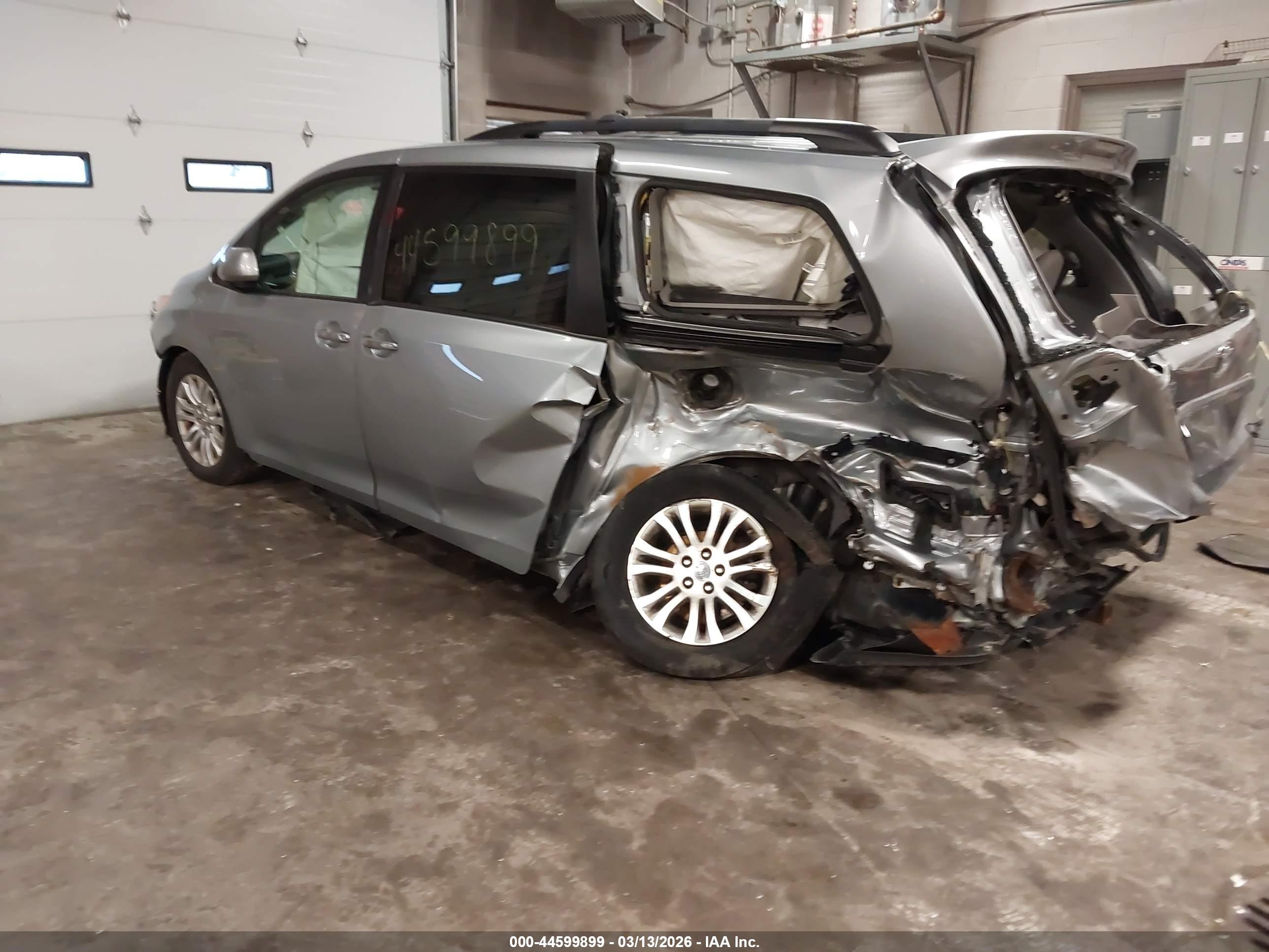 TOYOTA SIENNA image 3
