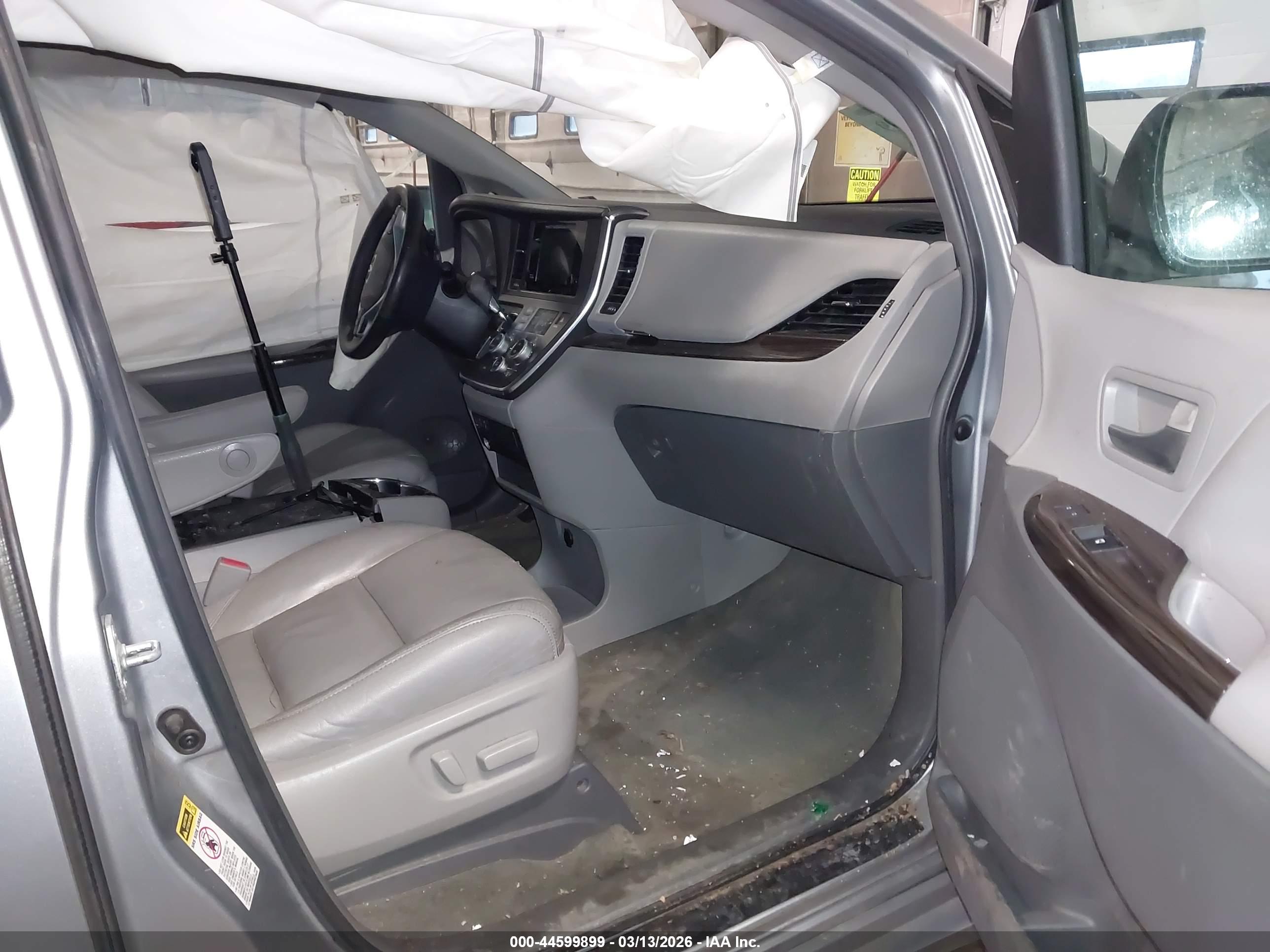 TOYOTA SIENNA image 5