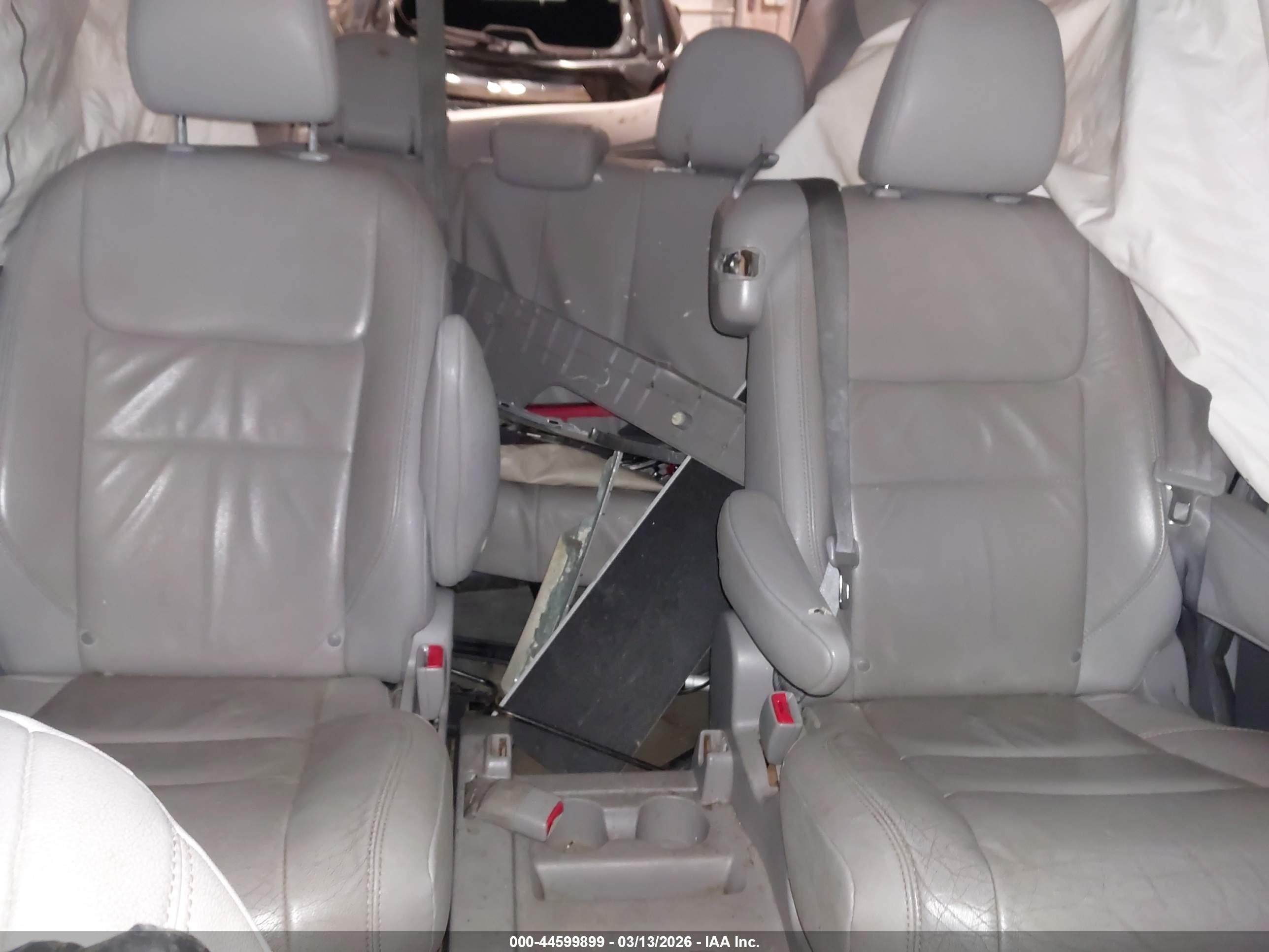 TOYOTA SIENNA image 8