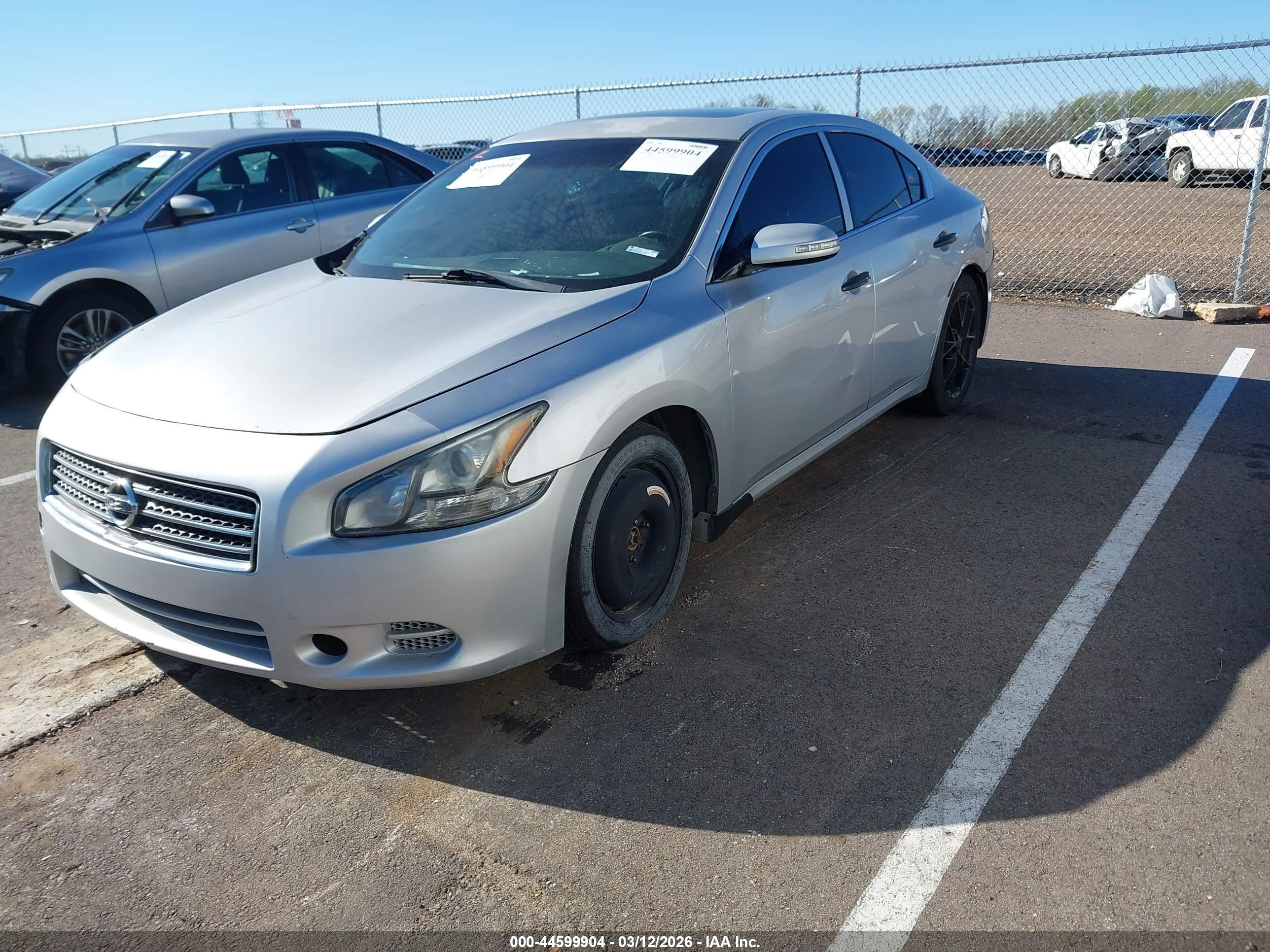 NISSAN MAXIMA image 2