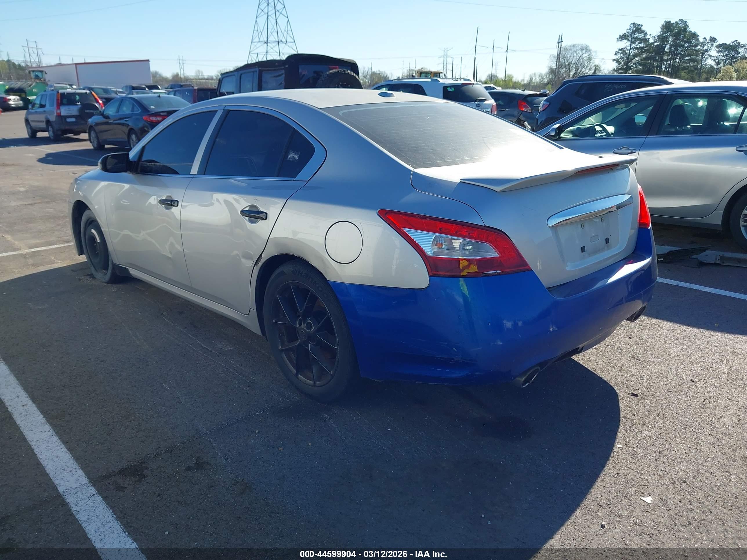 NISSAN MAXIMA image 3