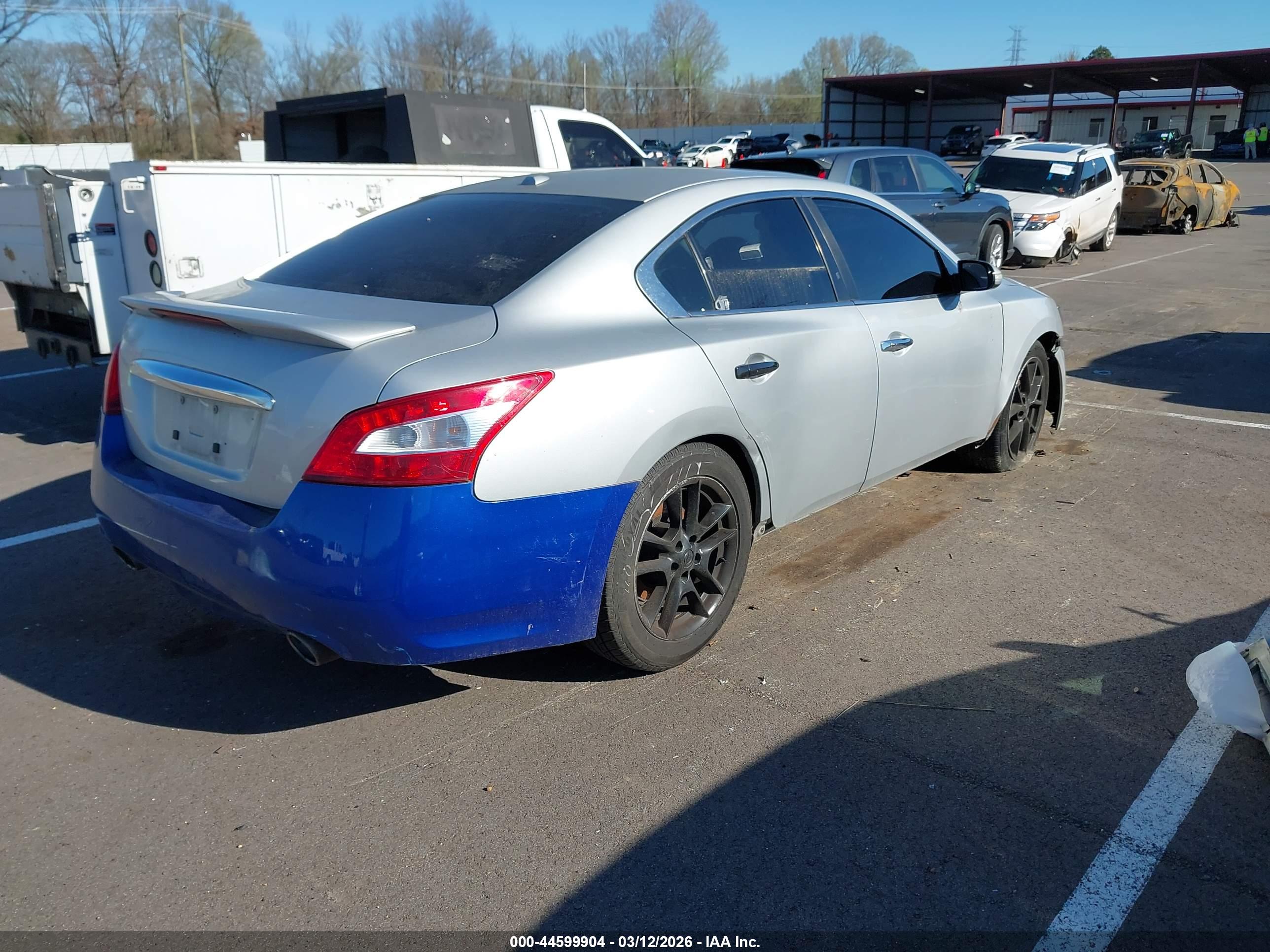 NISSAN MAXIMA image 4