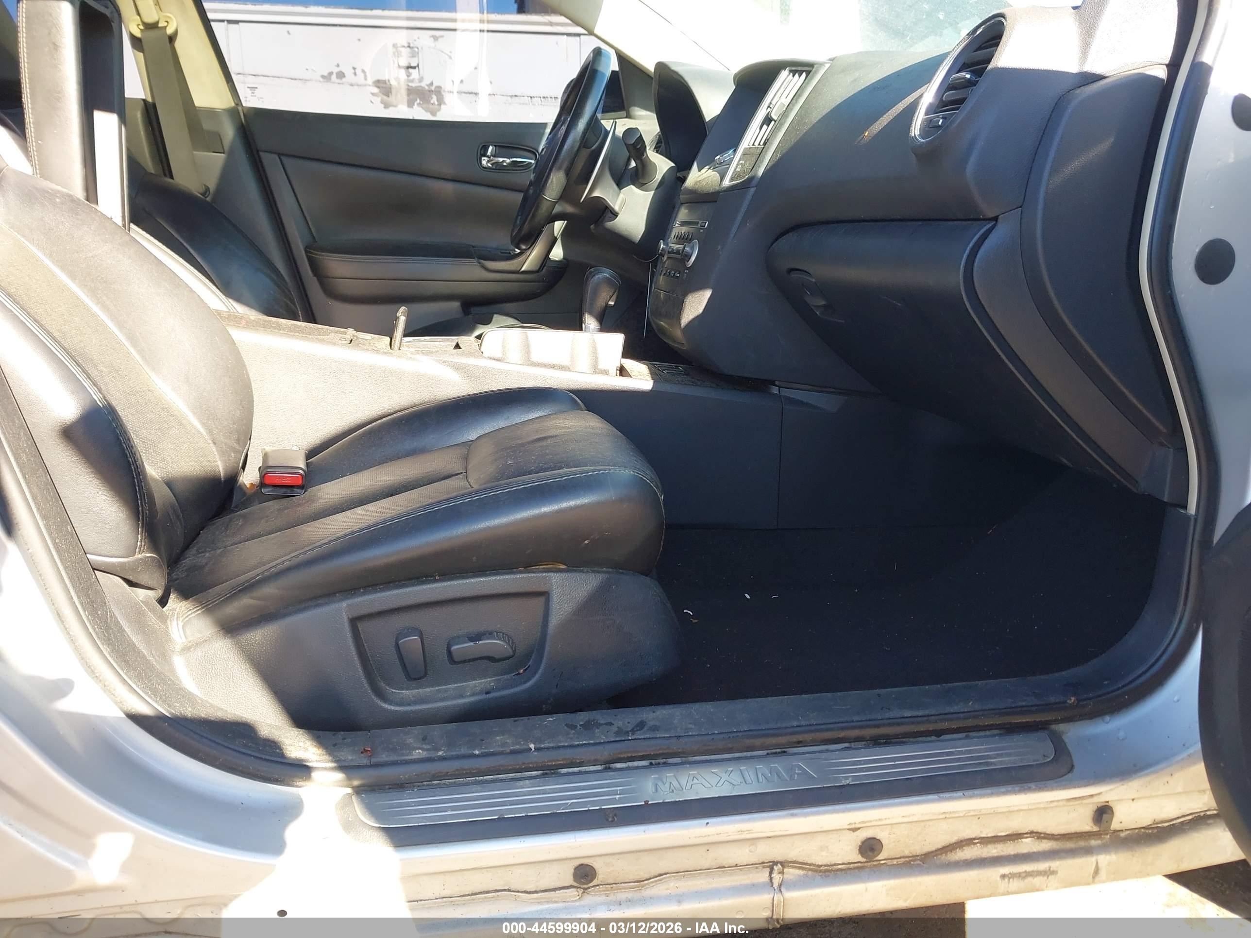NISSAN MAXIMA image 5