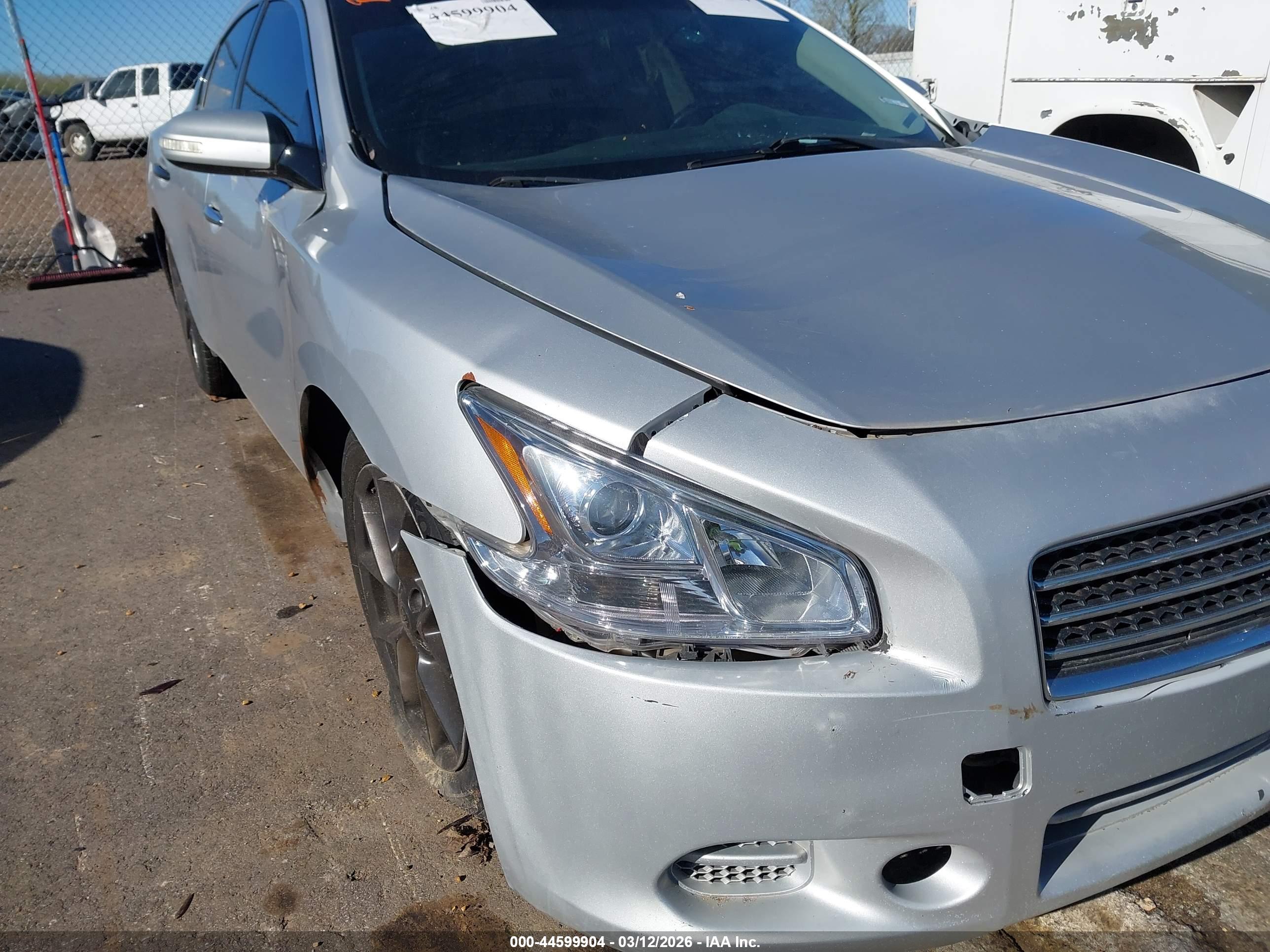 NISSAN MAXIMA image 6