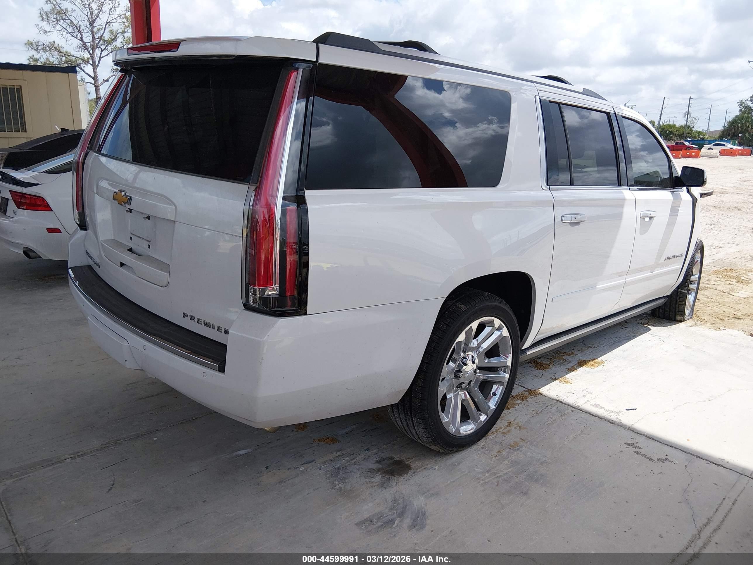 CHEVROLET SUBURBAN image 4