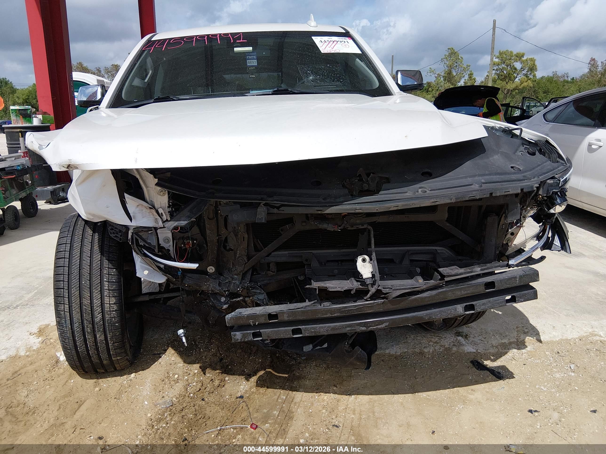 CHEVROLET SUBURBAN image 6