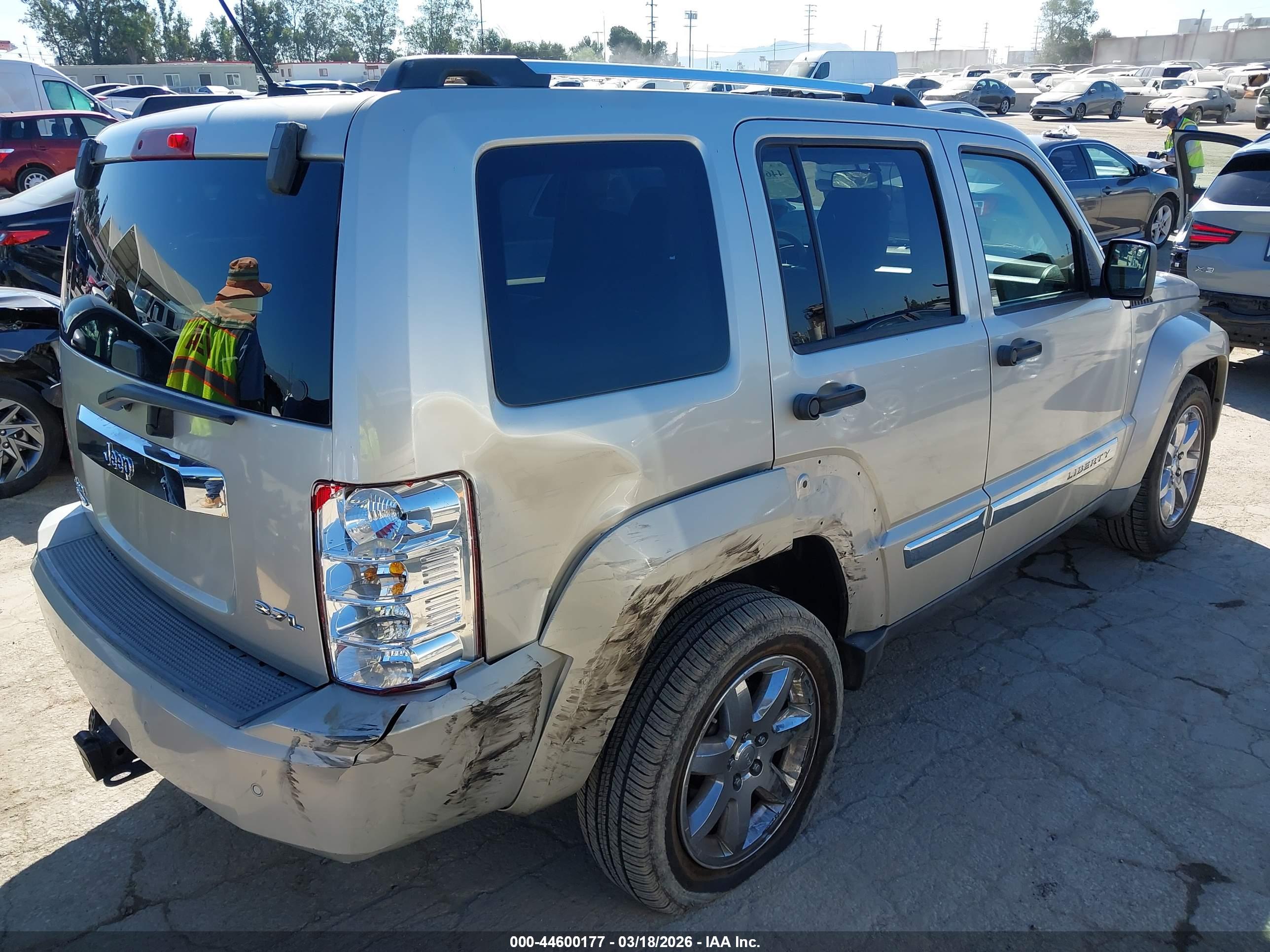 JEEP LIBERTY image 4