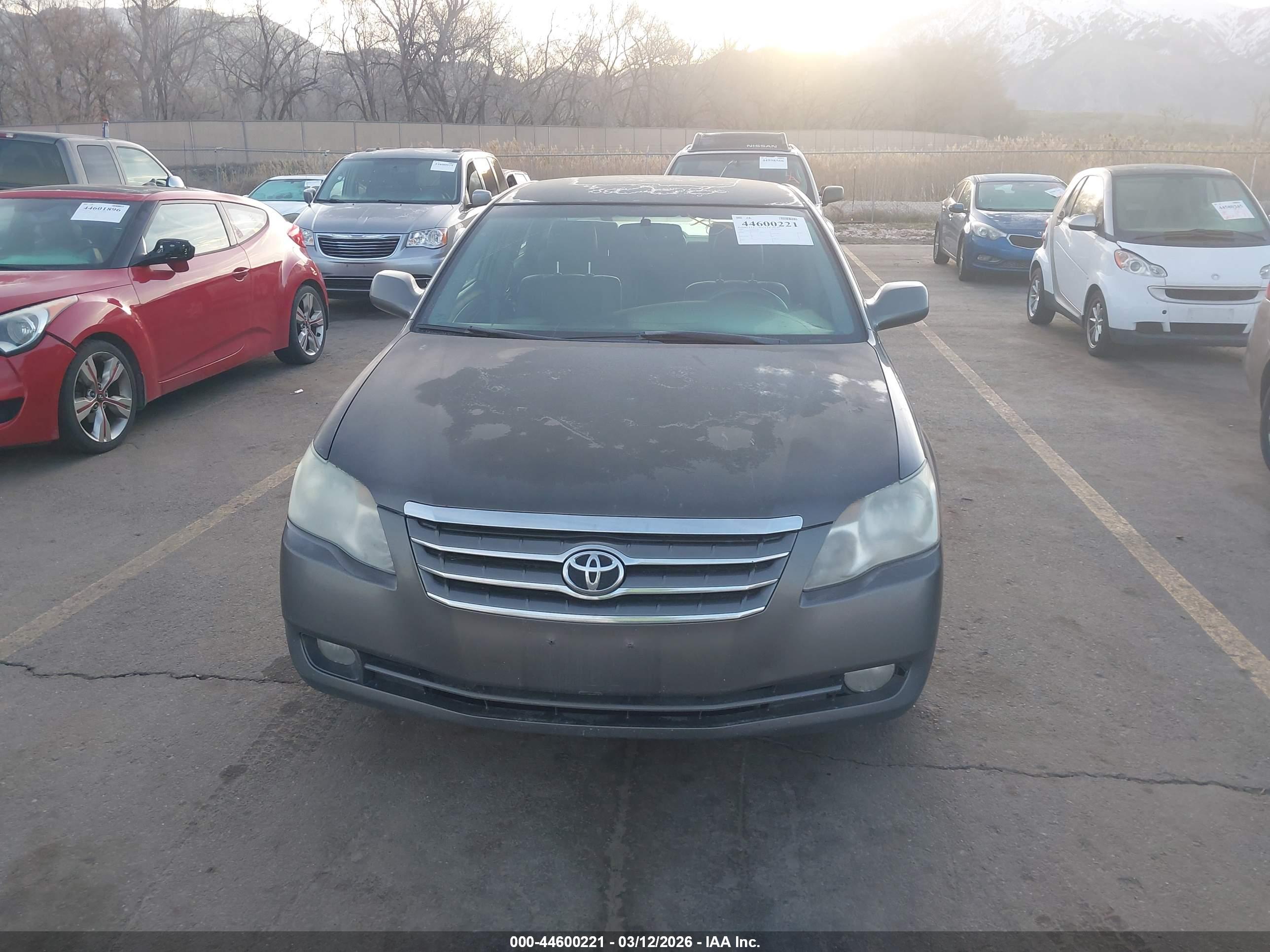 TOYOTA AVALON image 6