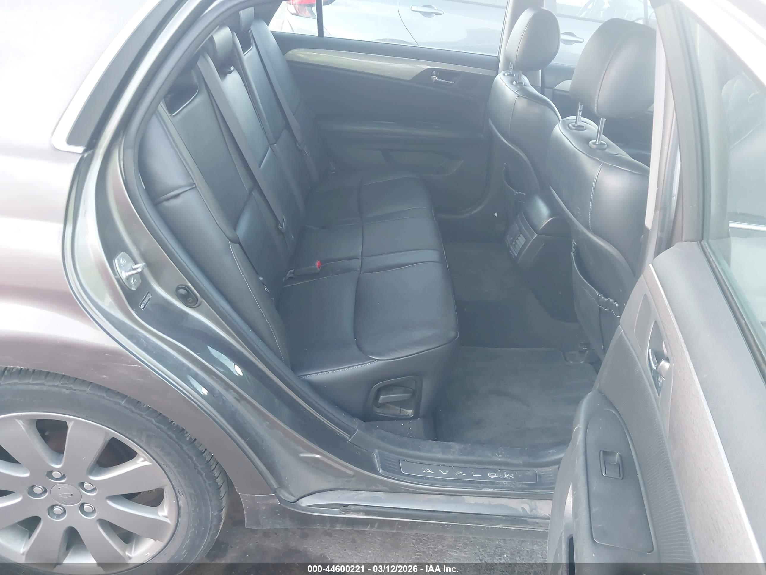 TOYOTA AVALON image 8