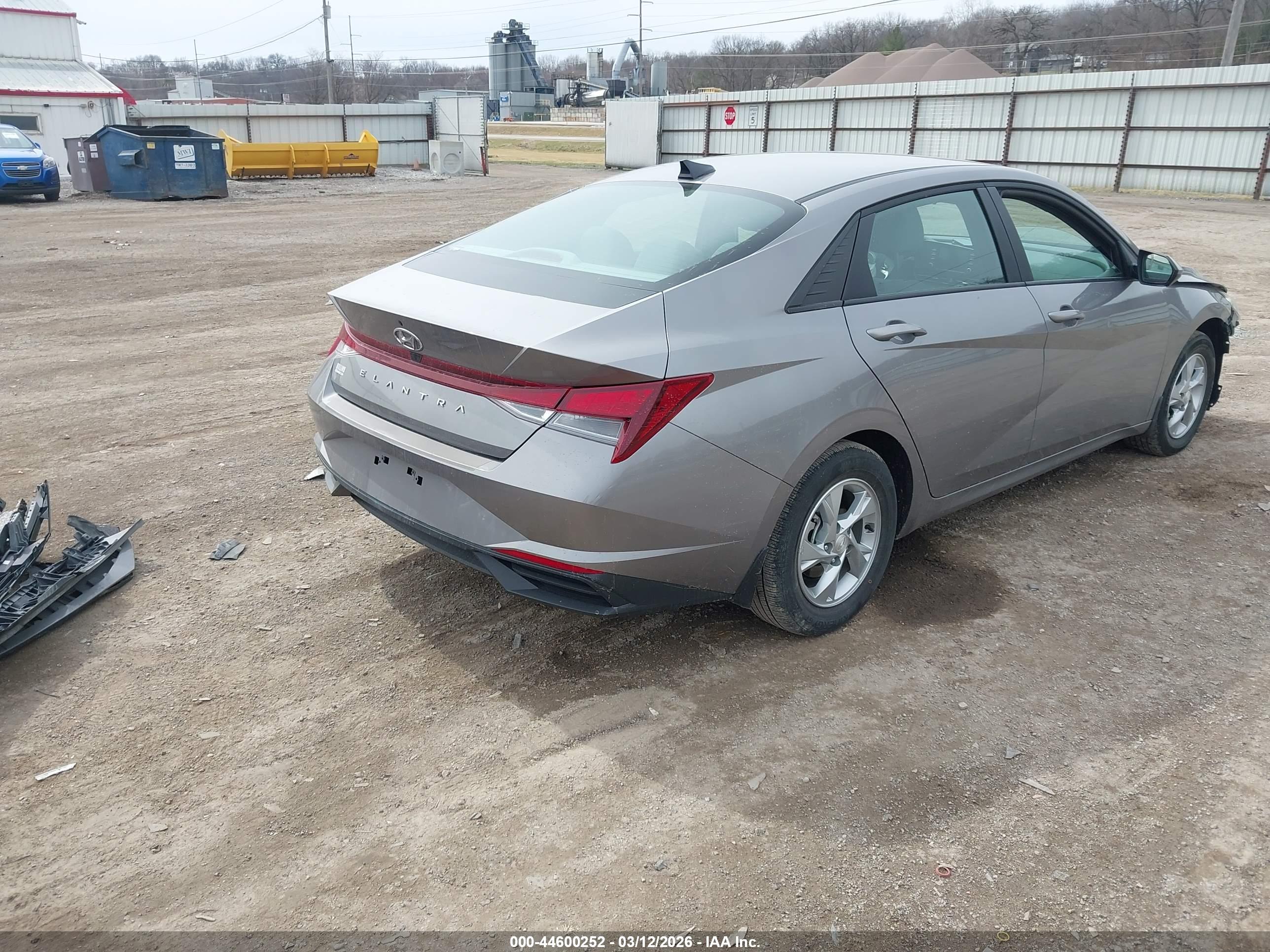 HYUNDAI ELANTRA image 4