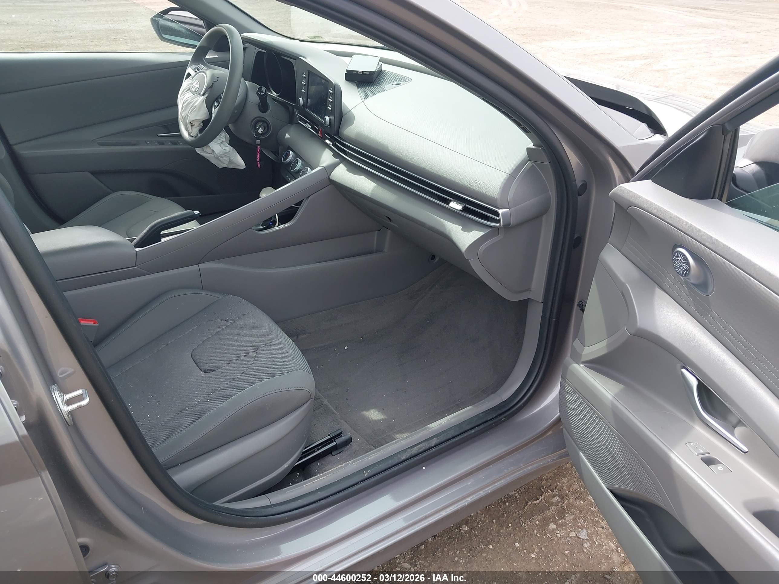 HYUNDAI ELANTRA image 5