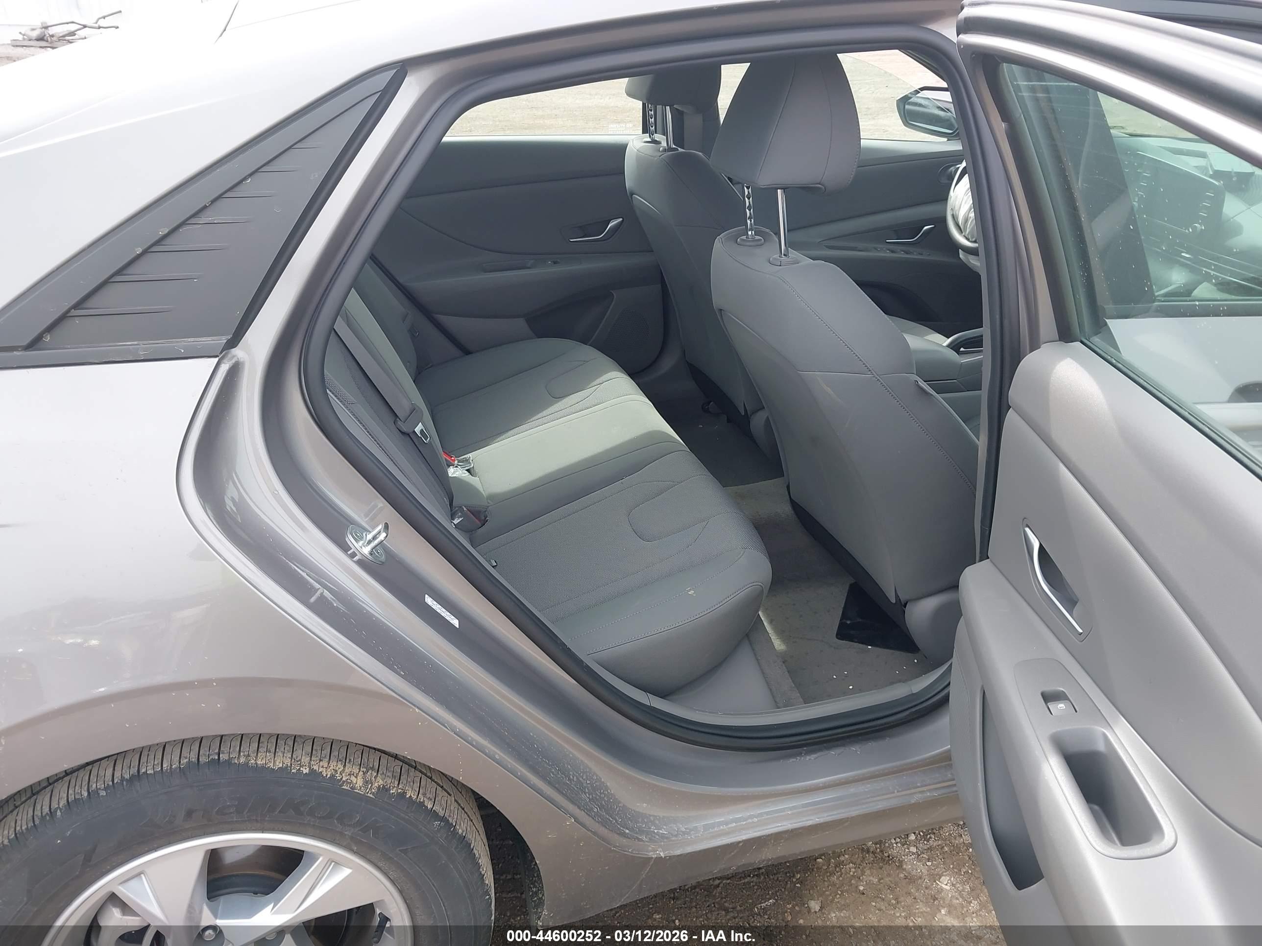 HYUNDAI ELANTRA image 8