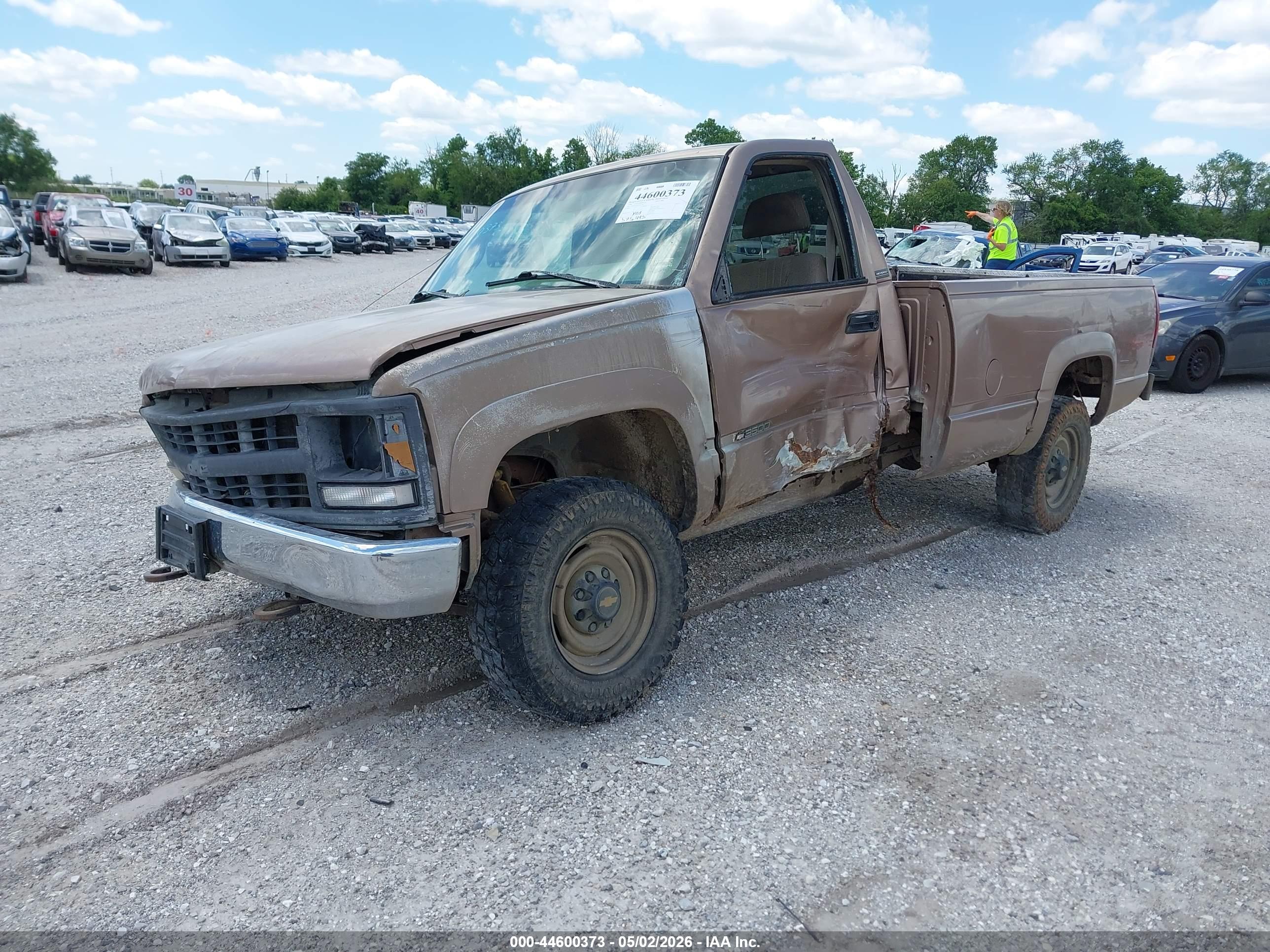 CHEVROLET GMT-400 image 2