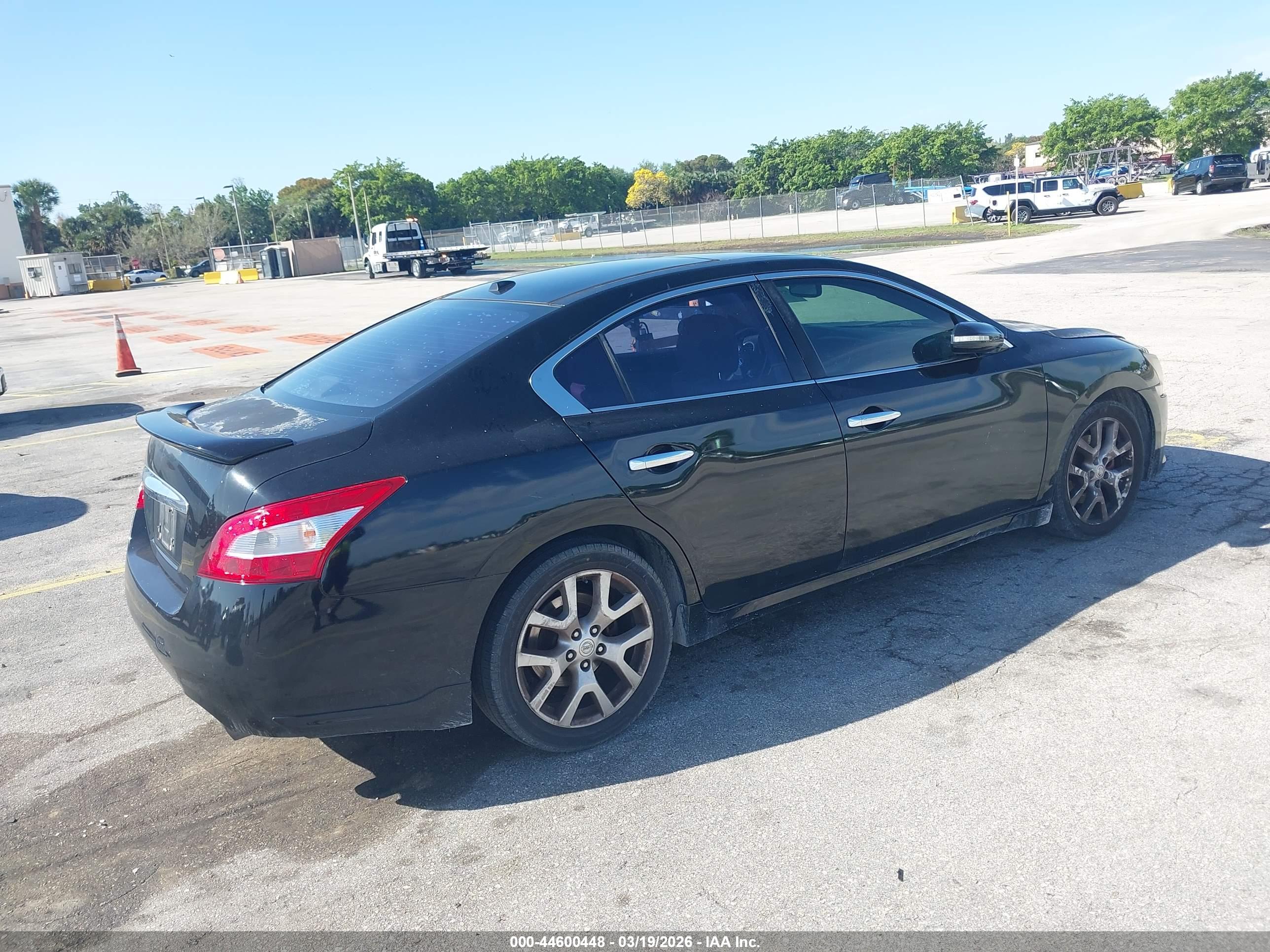 NISSAN MAXIMA image 4