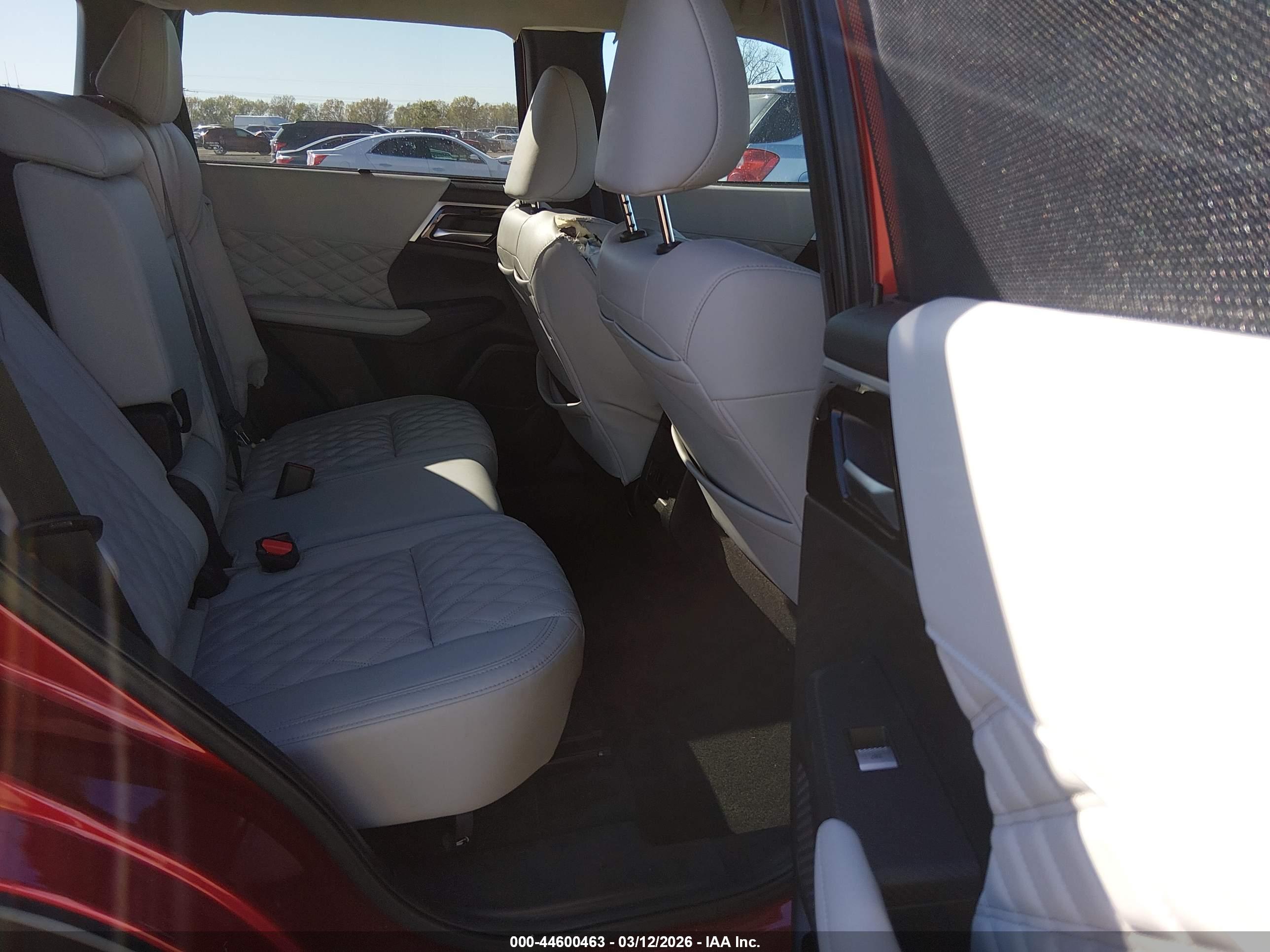 MITSUBISHI OUTLANDER image 8