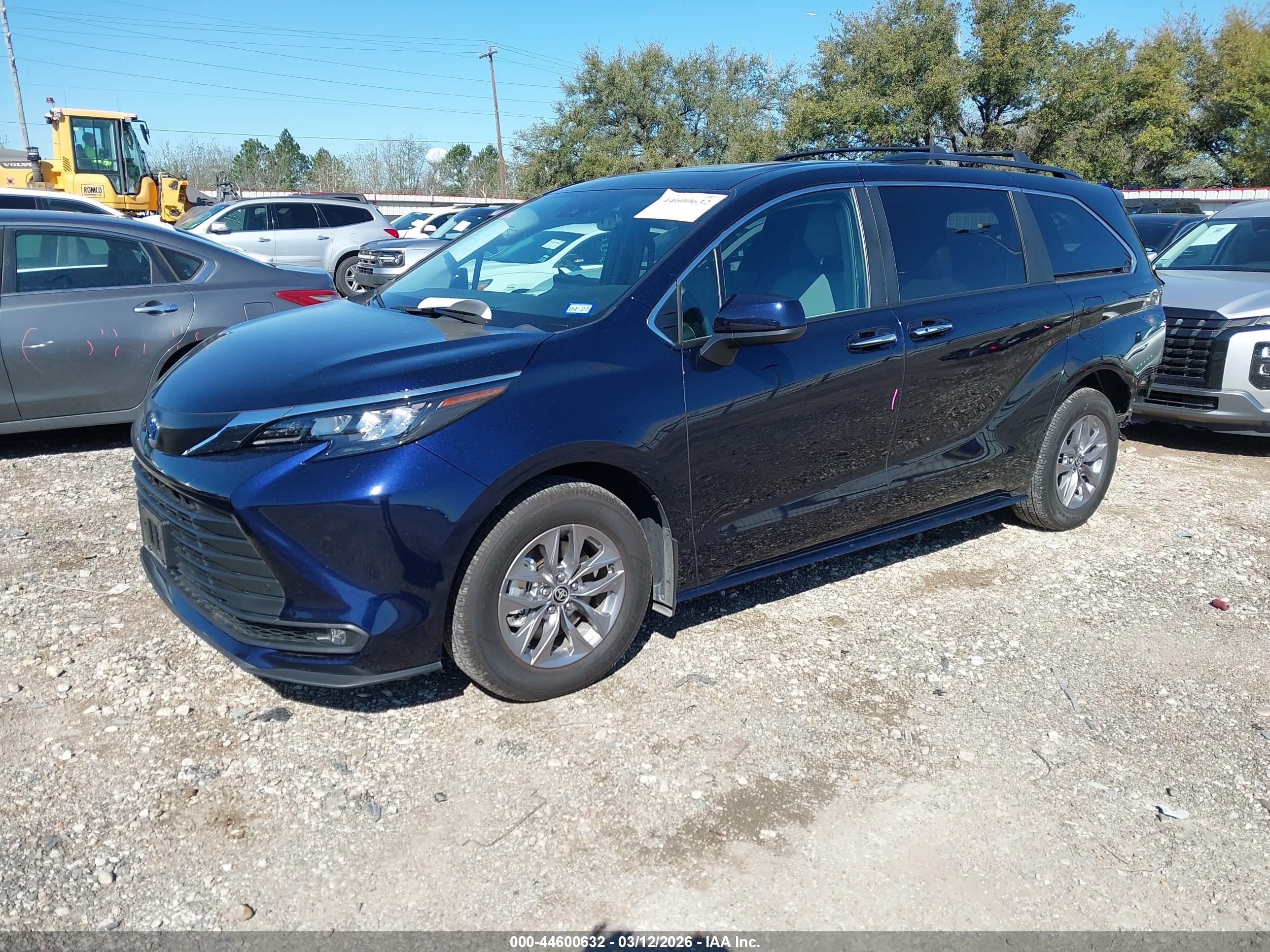 TOYOTA SIENNA image 2