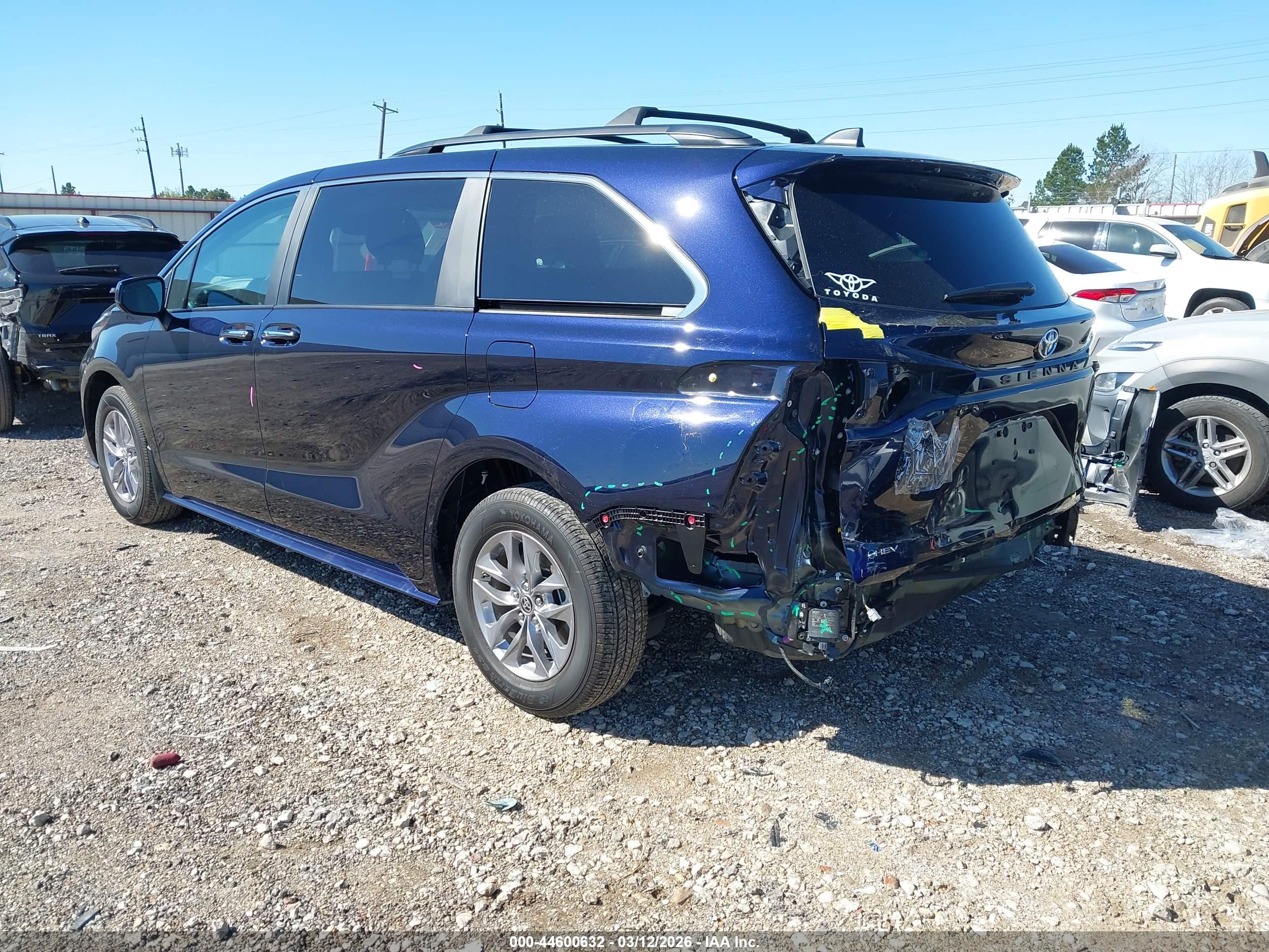 TOYOTA SIENNA image 3