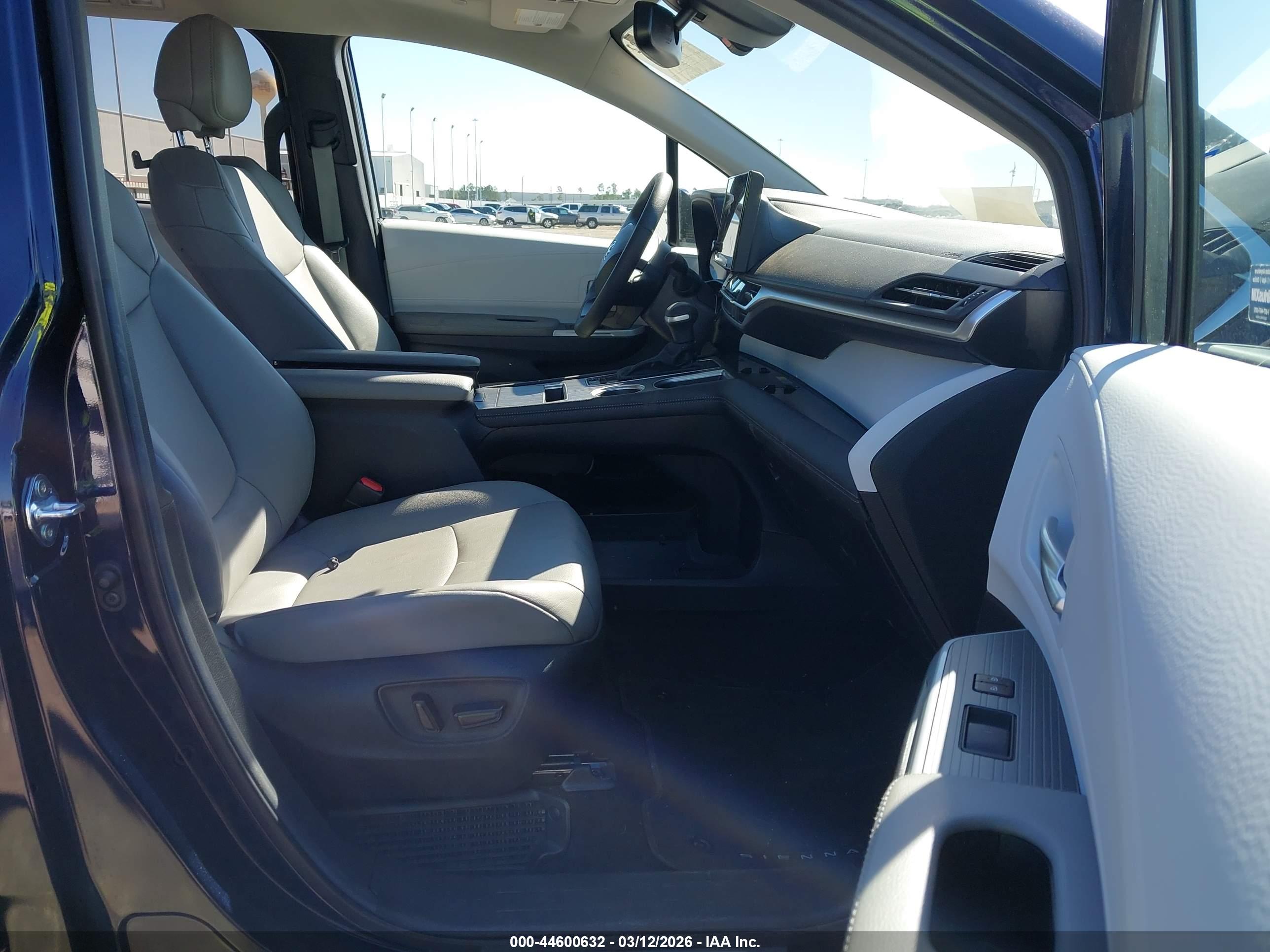 TOYOTA SIENNA image 5