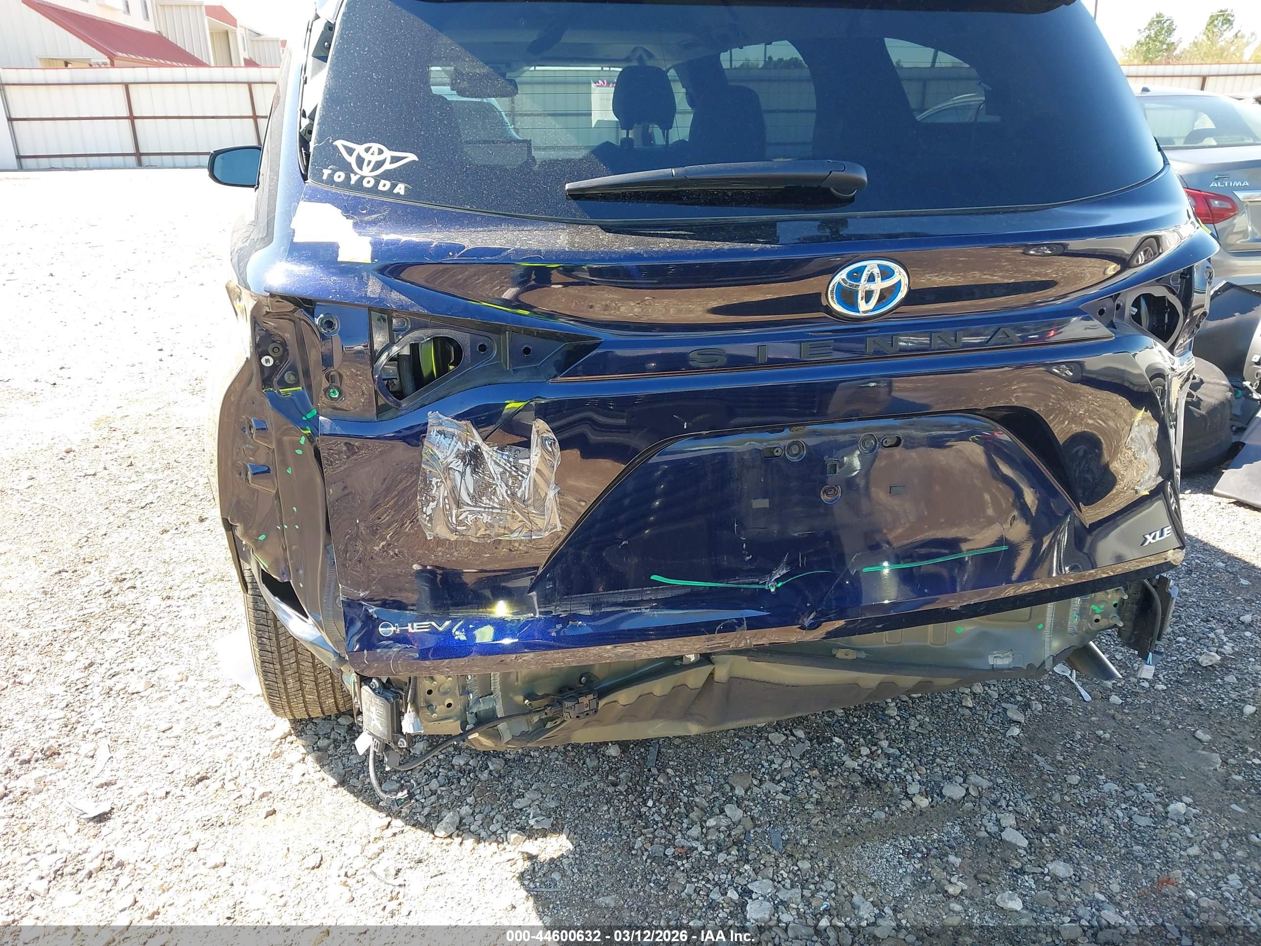 TOYOTA SIENNA image 6