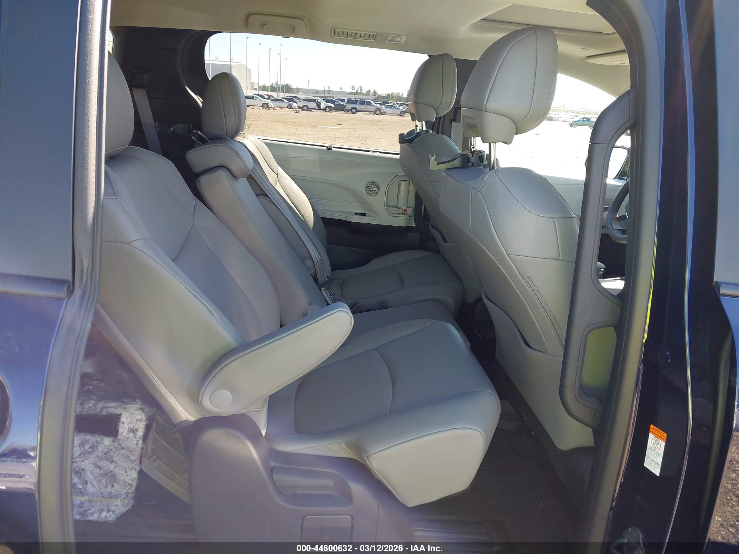TOYOTA SIENNA image 8