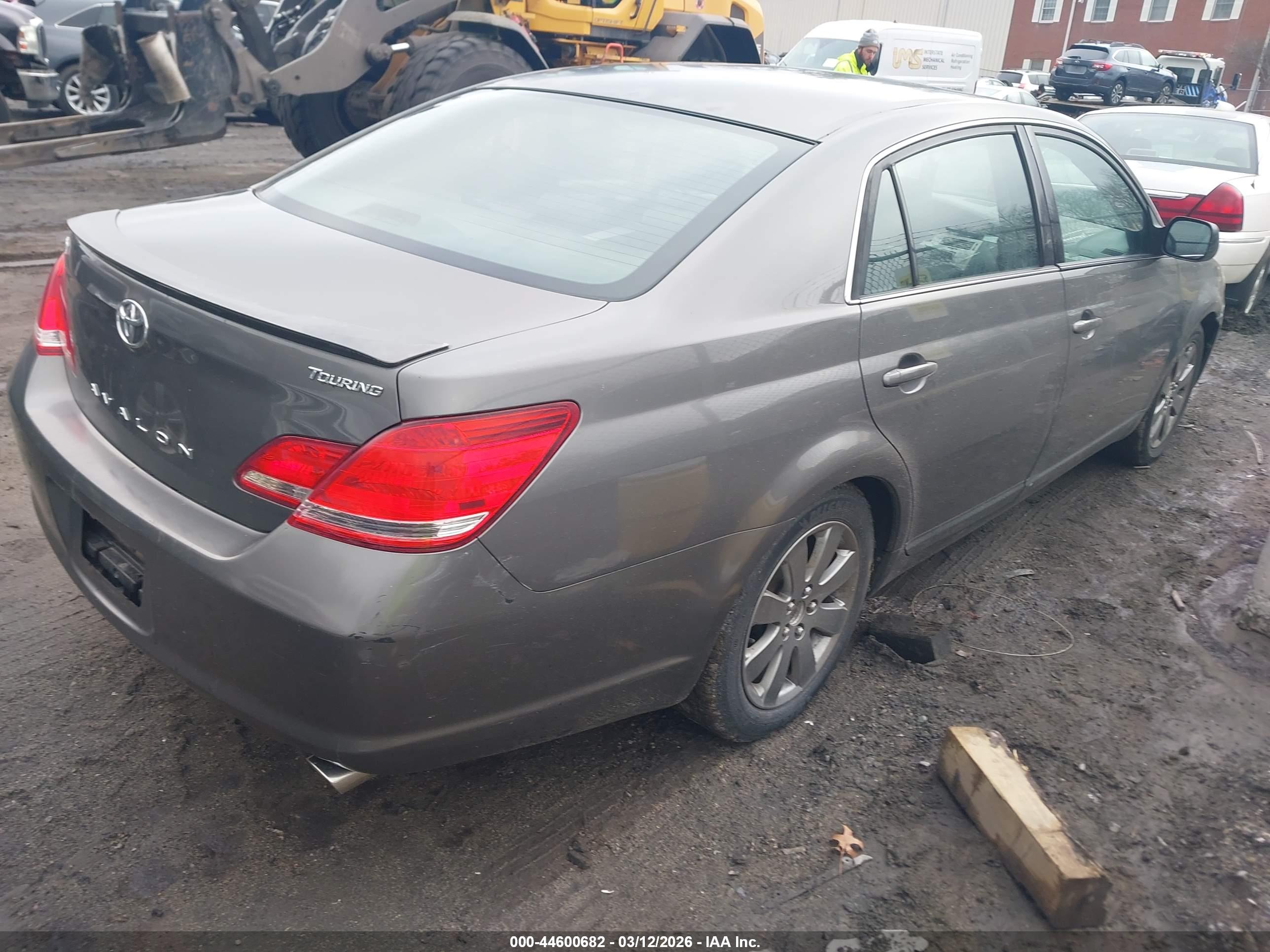 TOYOTA AVALON image 4