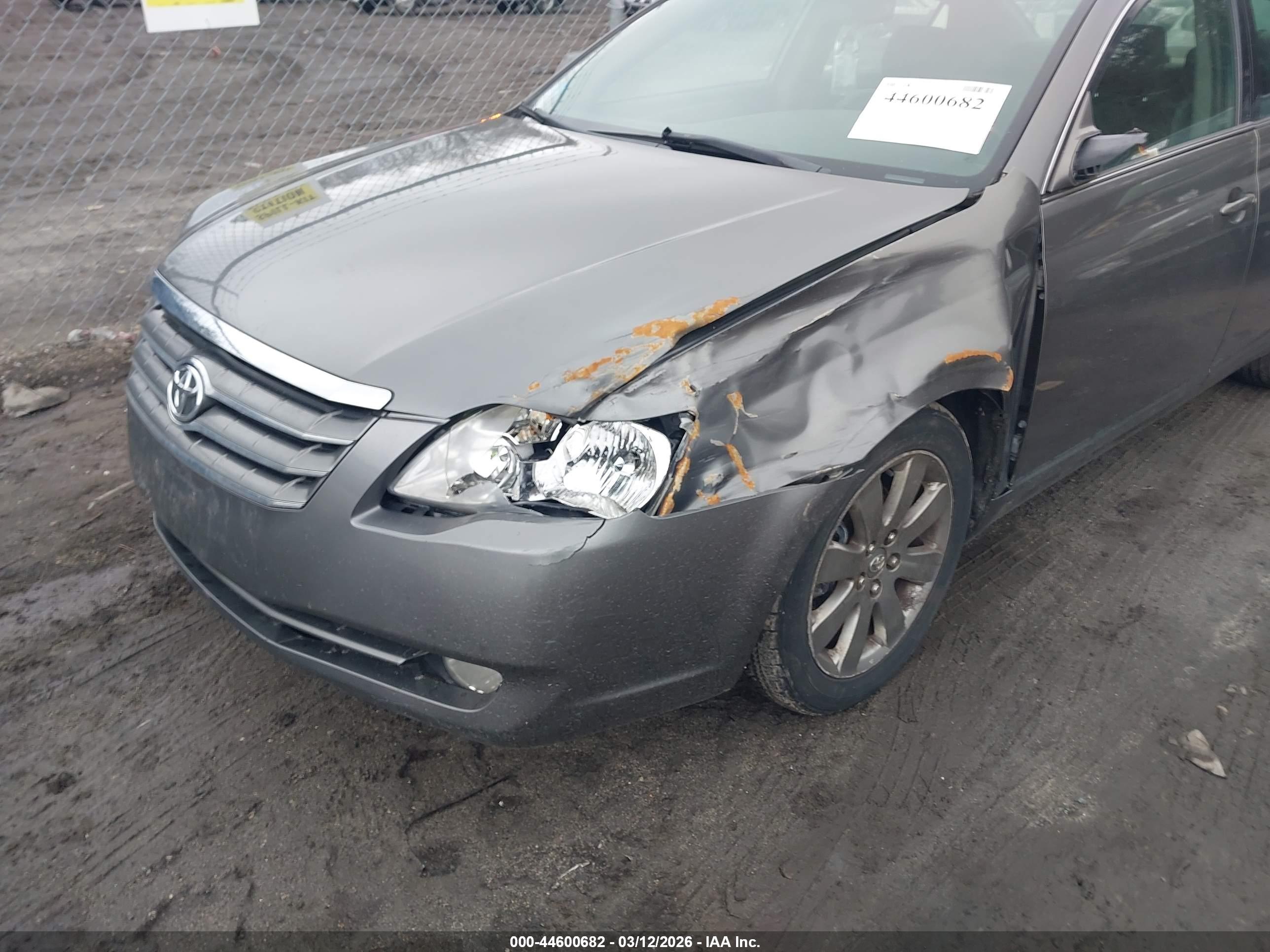 TOYOTA AVALON image 6