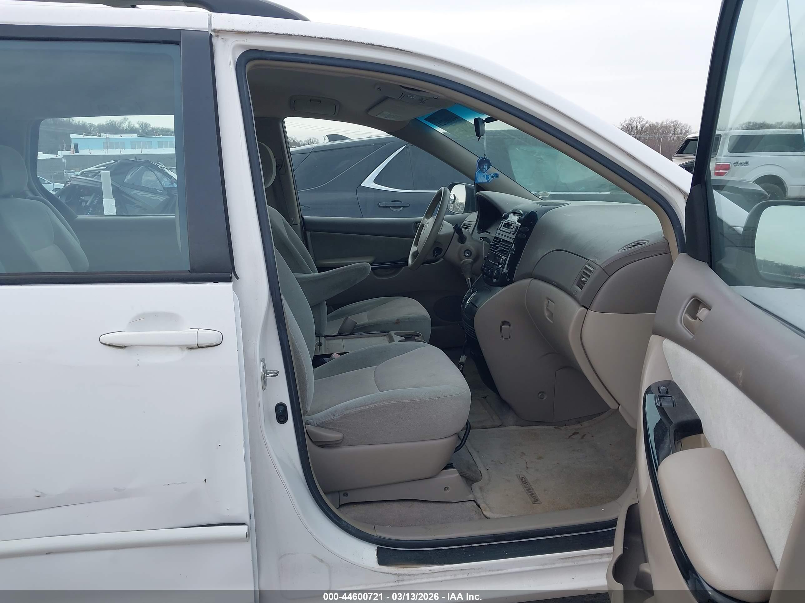 TOYOTA SIENNA image 5