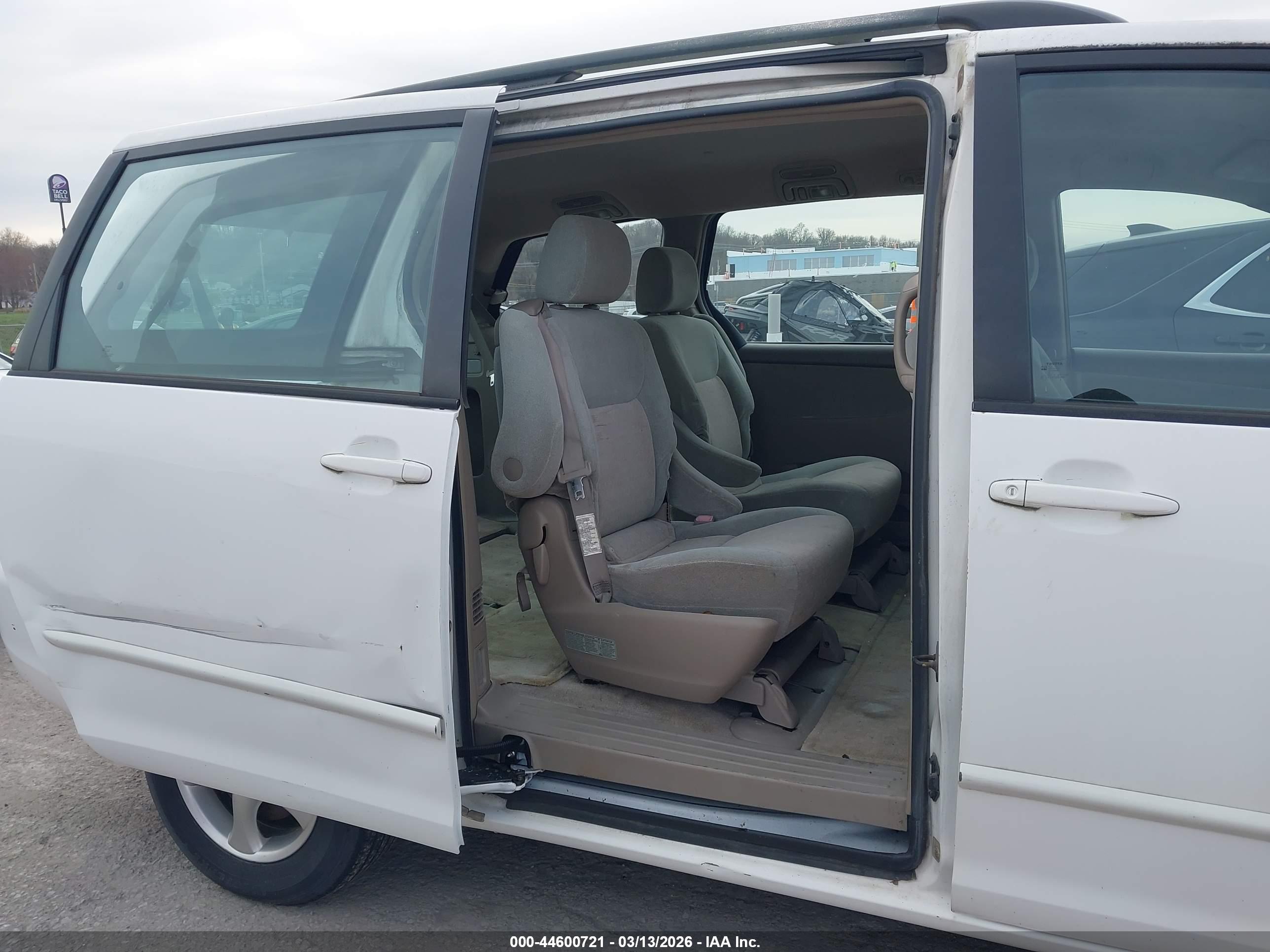 TOYOTA SIENNA image 8