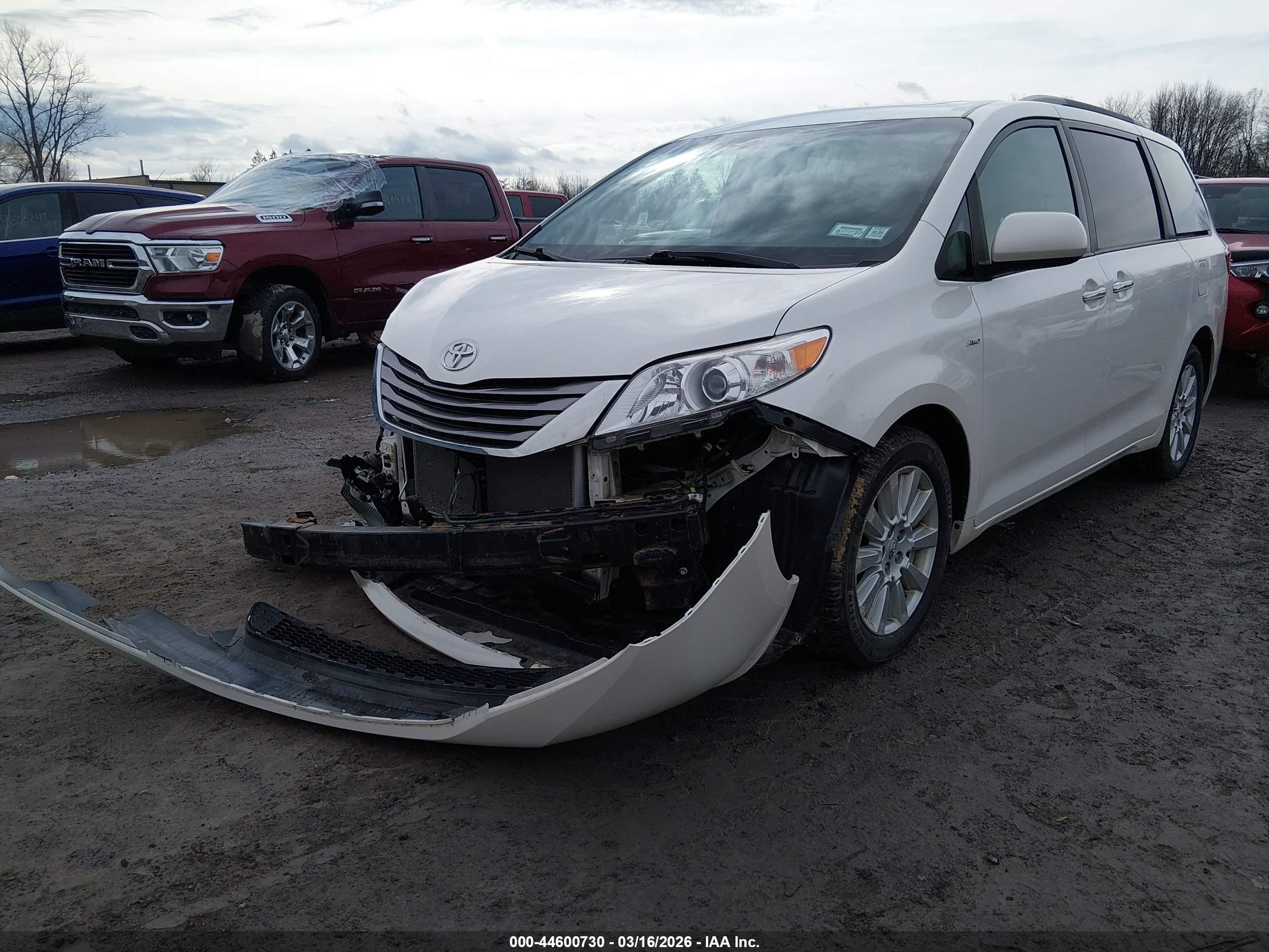 TOYOTA SIENNA image 2