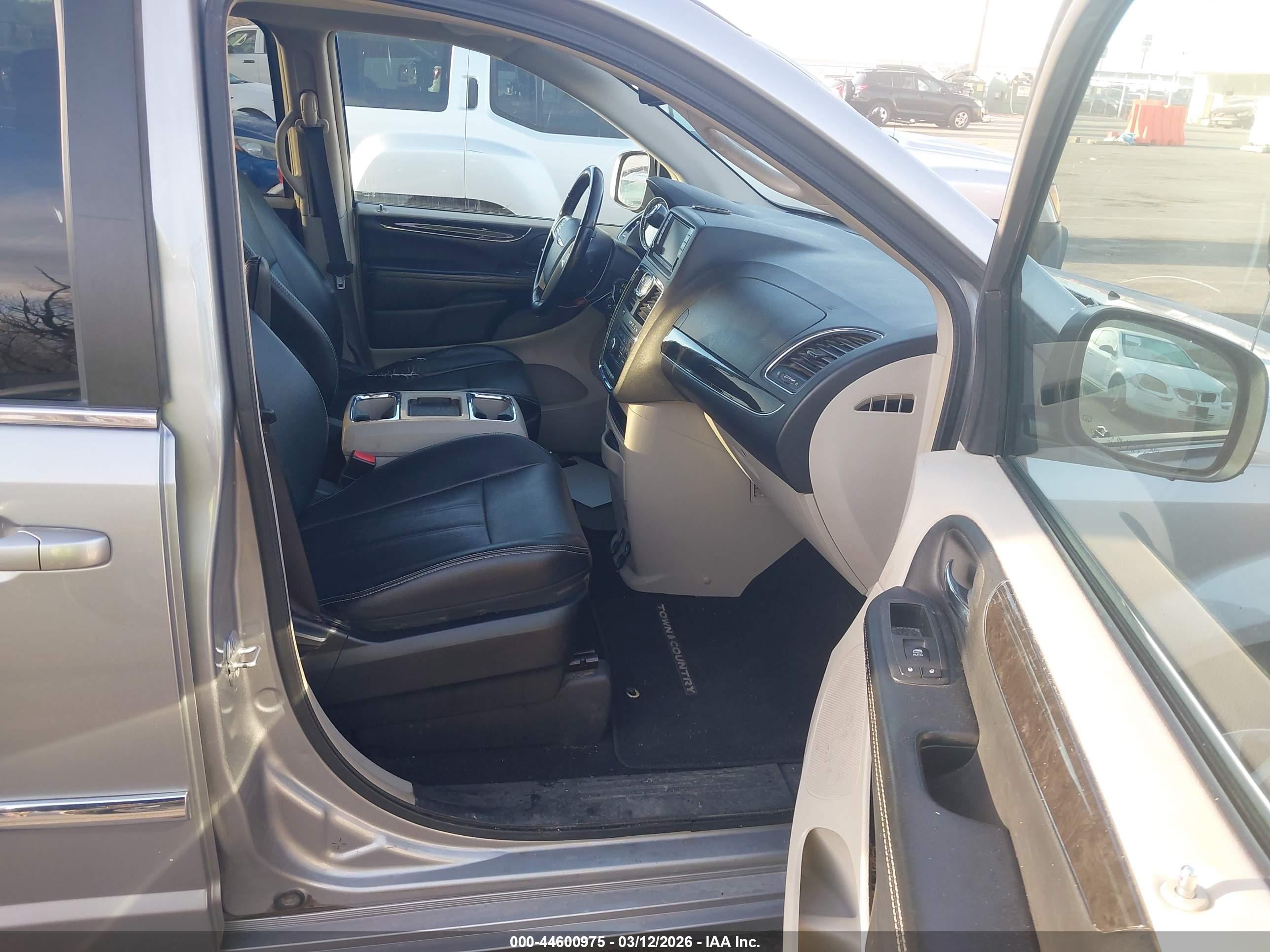 CHRYSLER TOWN image 5