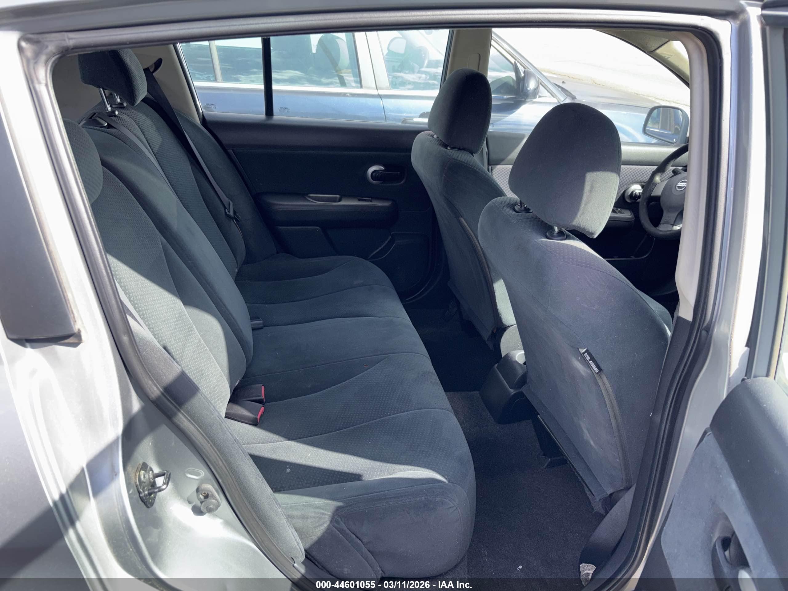 NISSAN VERSA image 8