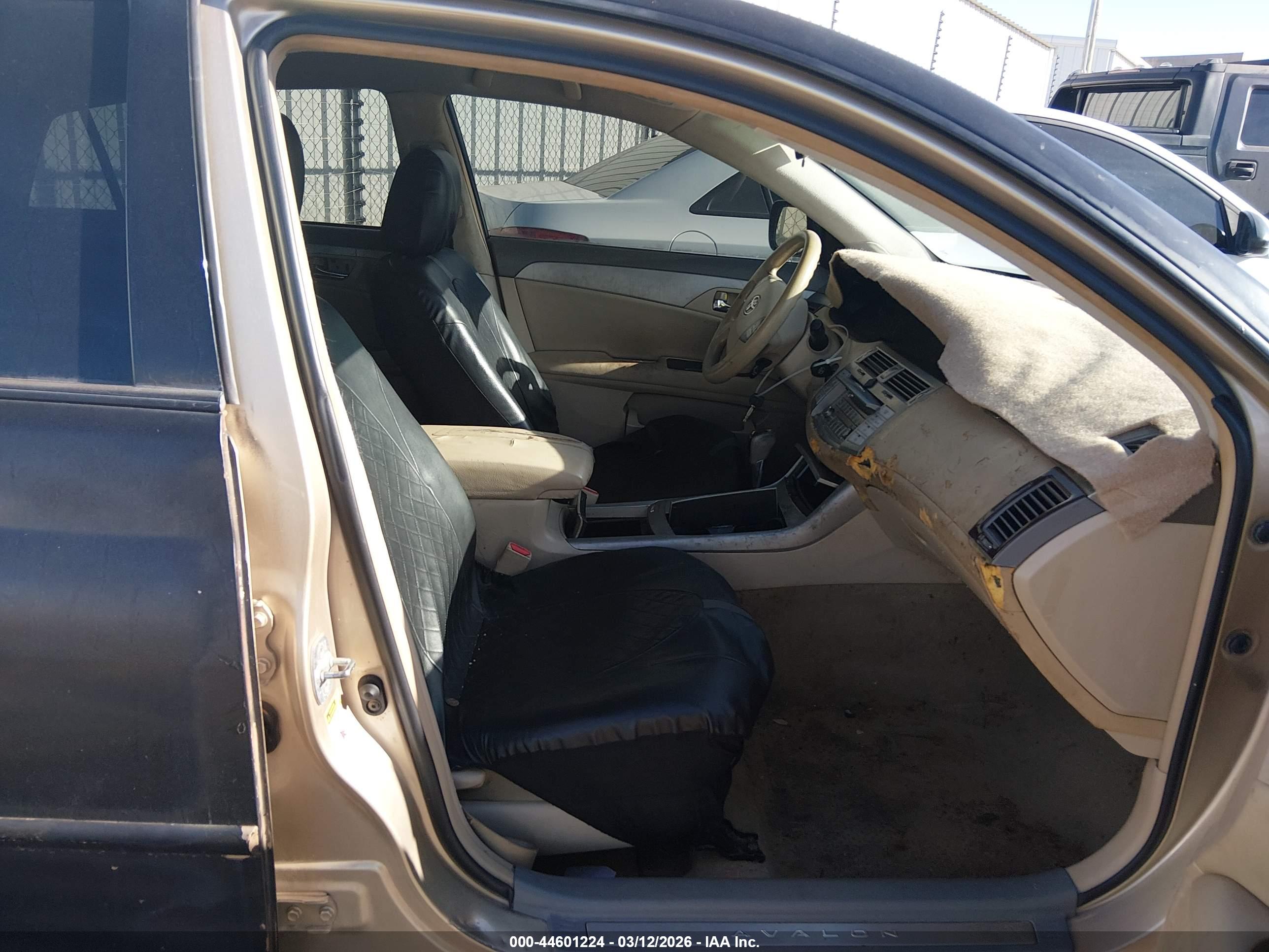 TOYOTA AVALON image 5