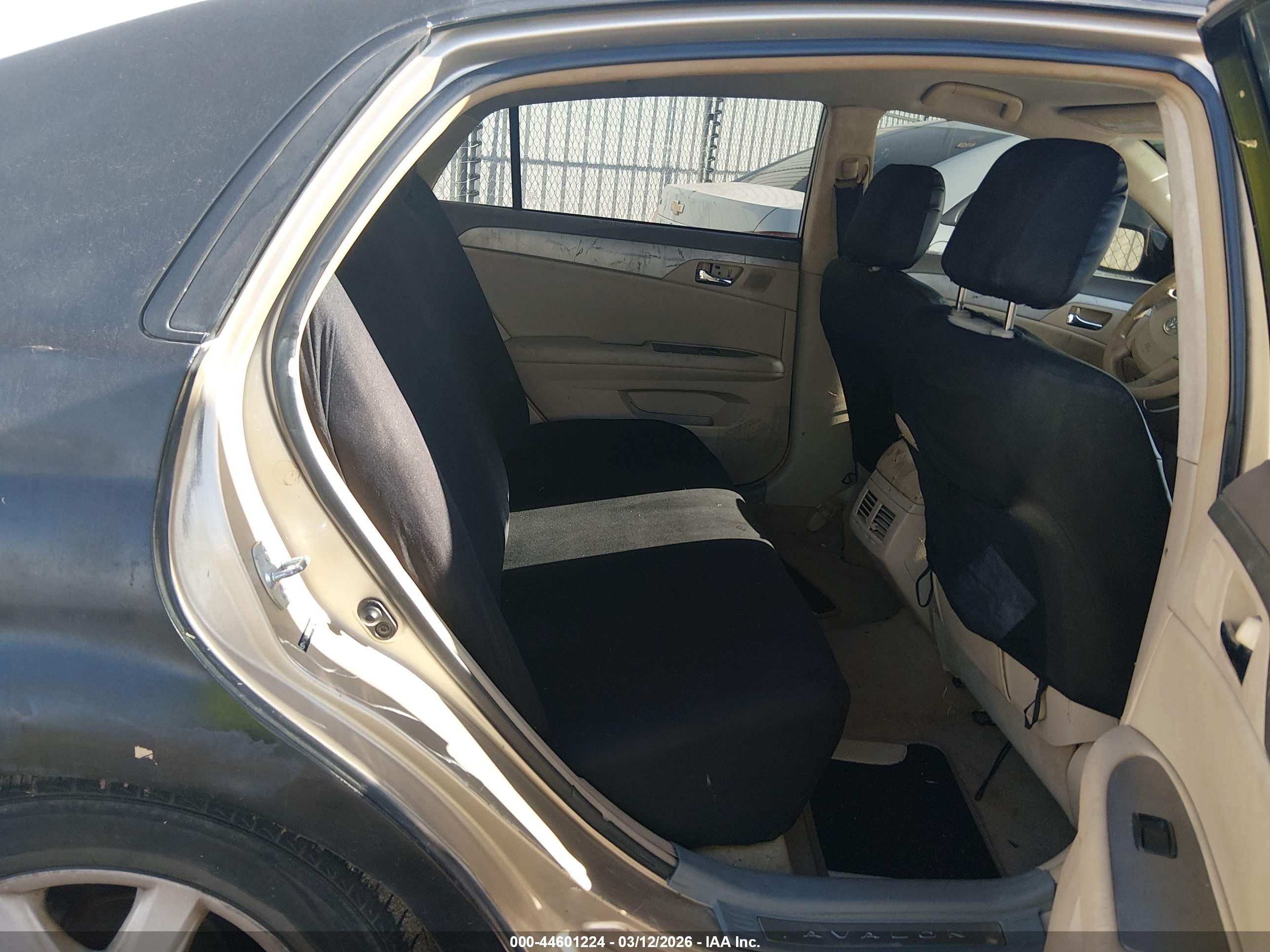TOYOTA AVALON image 8