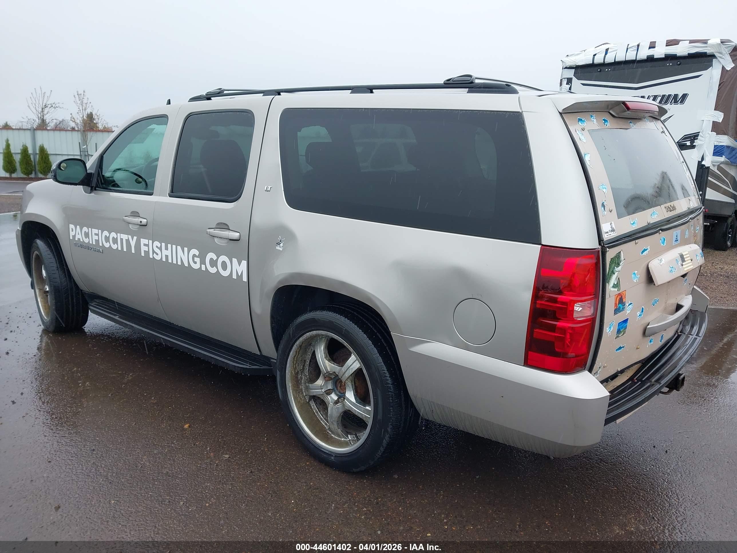 CHEVROLET SUBURBAN image 3