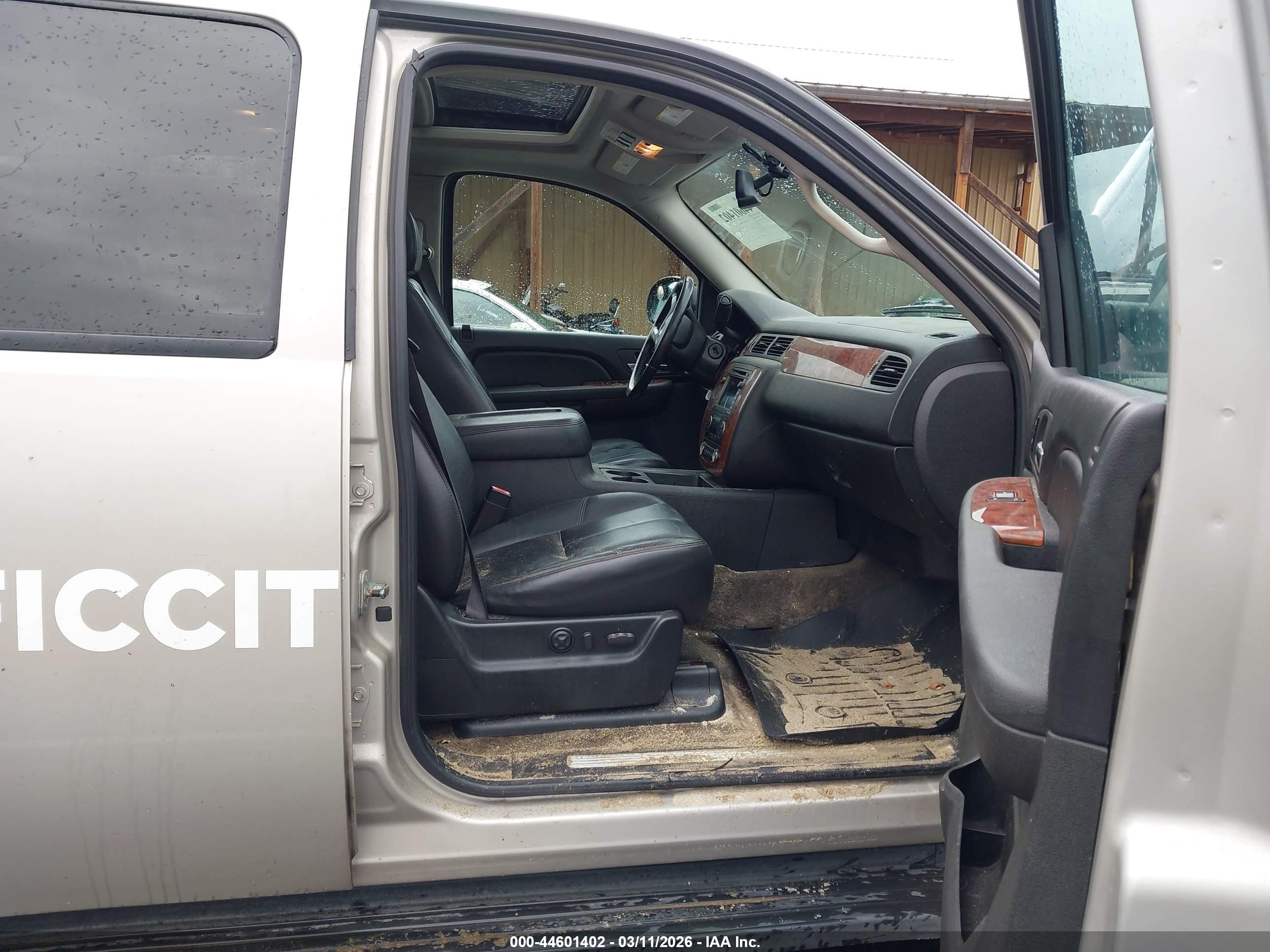 CHEVROLET SUBURBAN image 5
