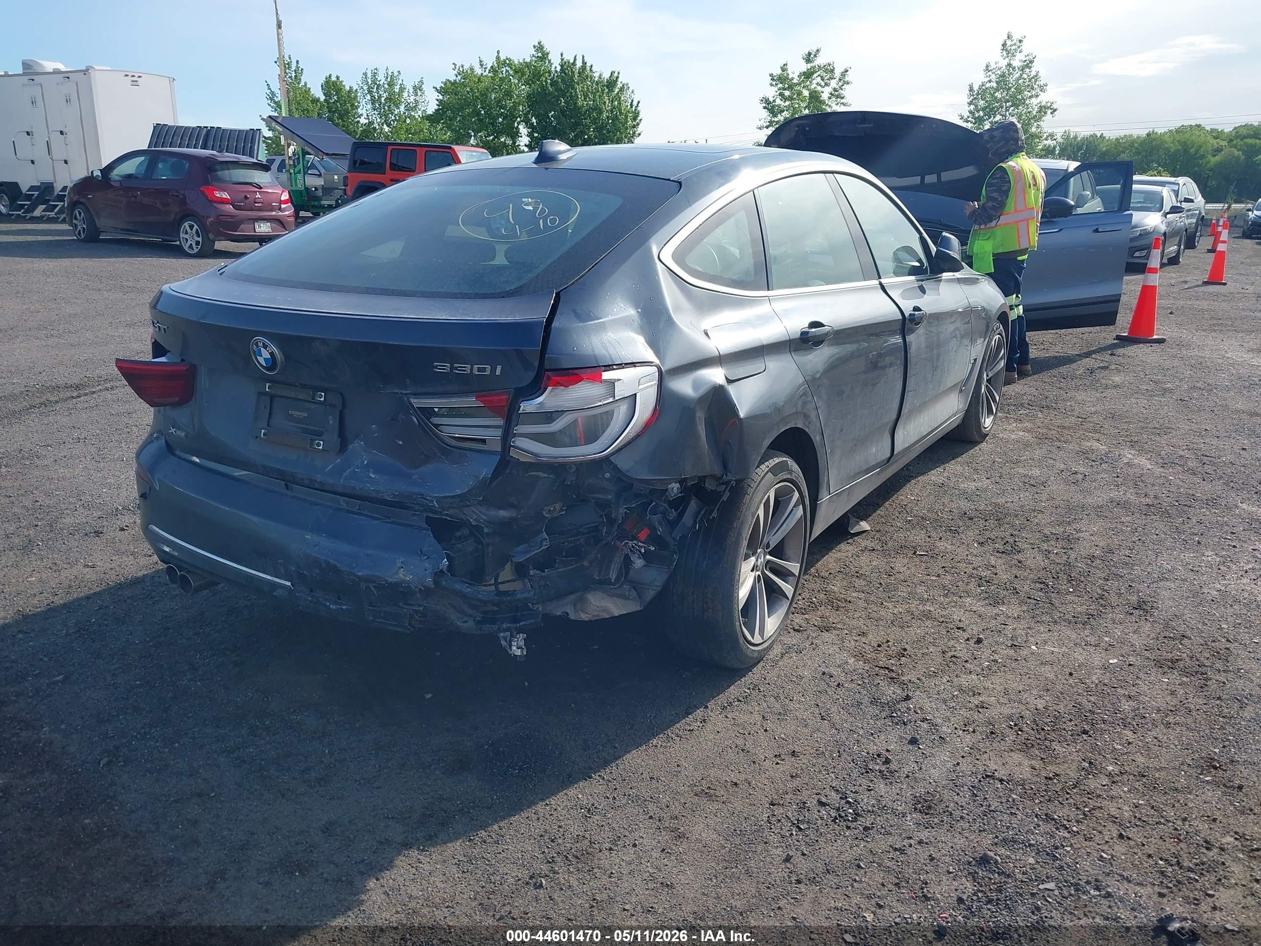 BMW 330I image 4